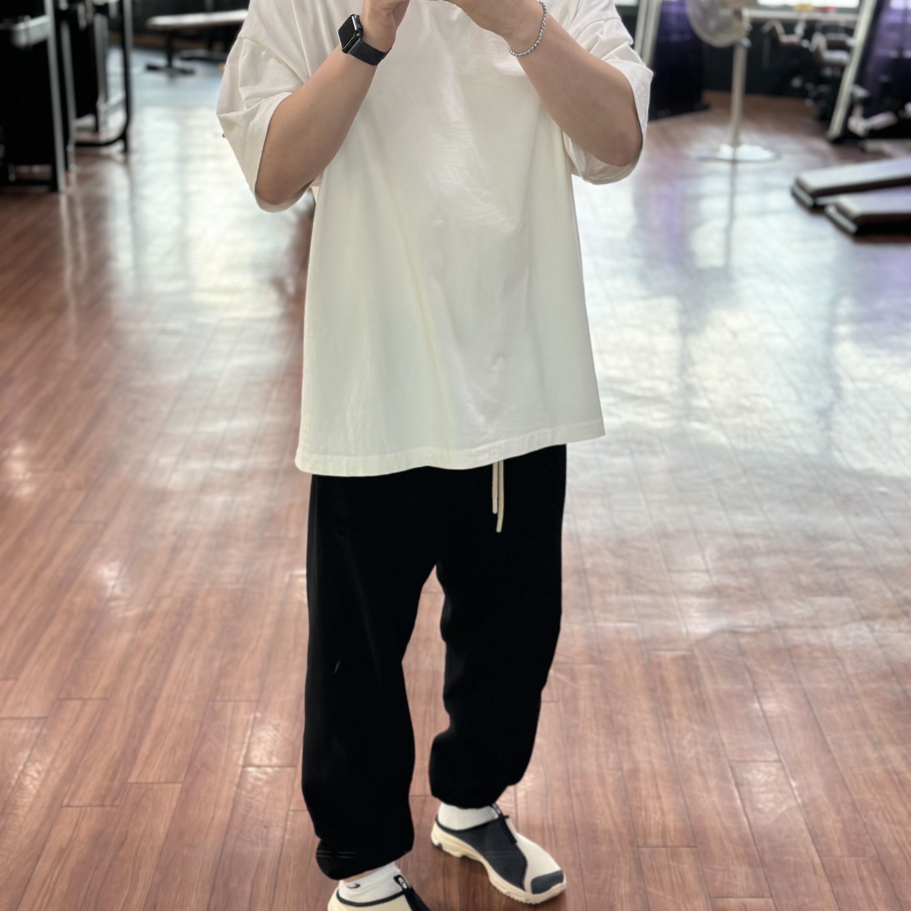 Essentials Sweatpants Jet Black - 23FW, Essentials T-Shirt Cloud Dancer - 23FW 착용 스타일