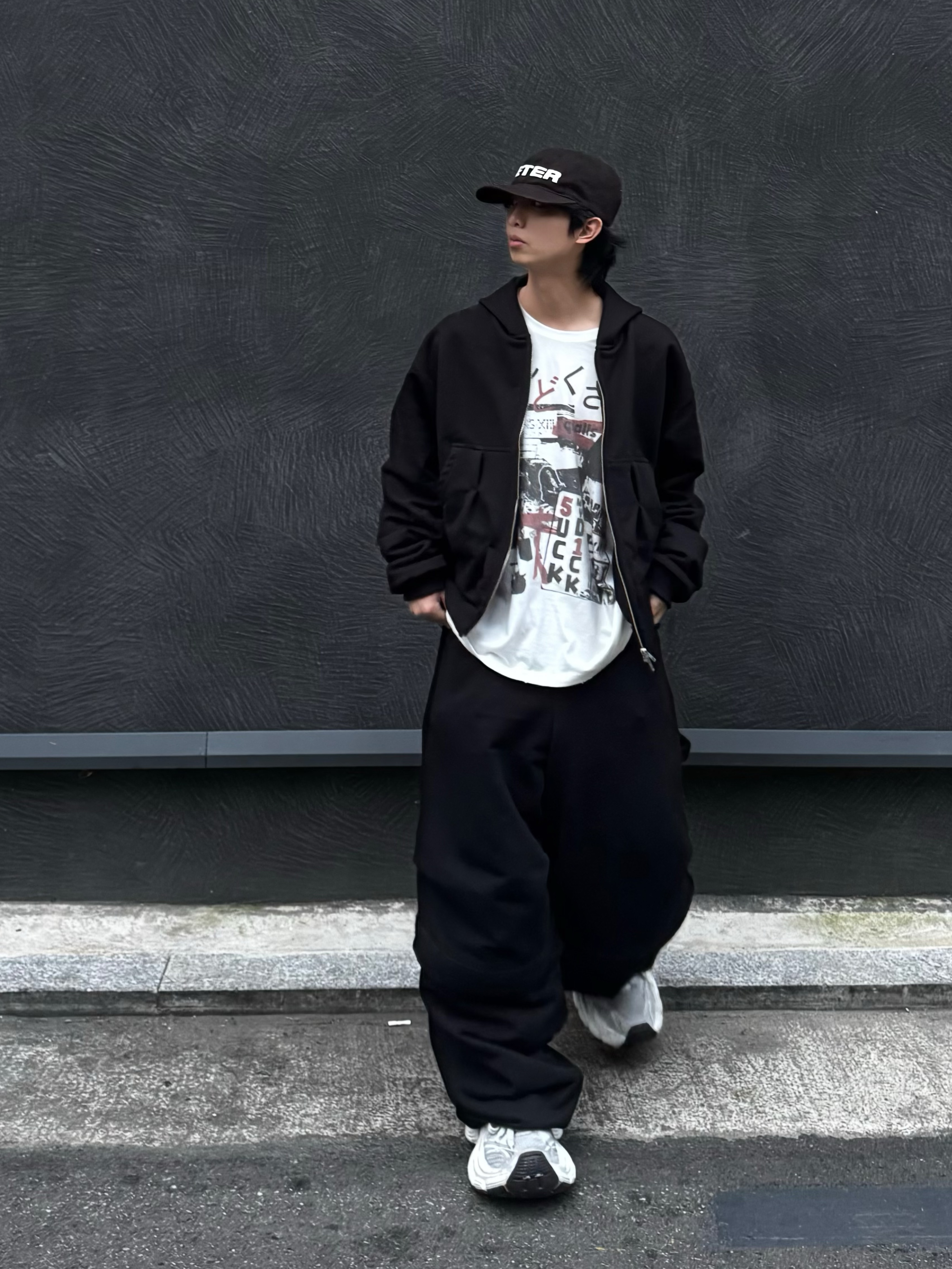 Balenciaga 10XL Sneakers White Grey Silver Black 착용 스타일 - 3