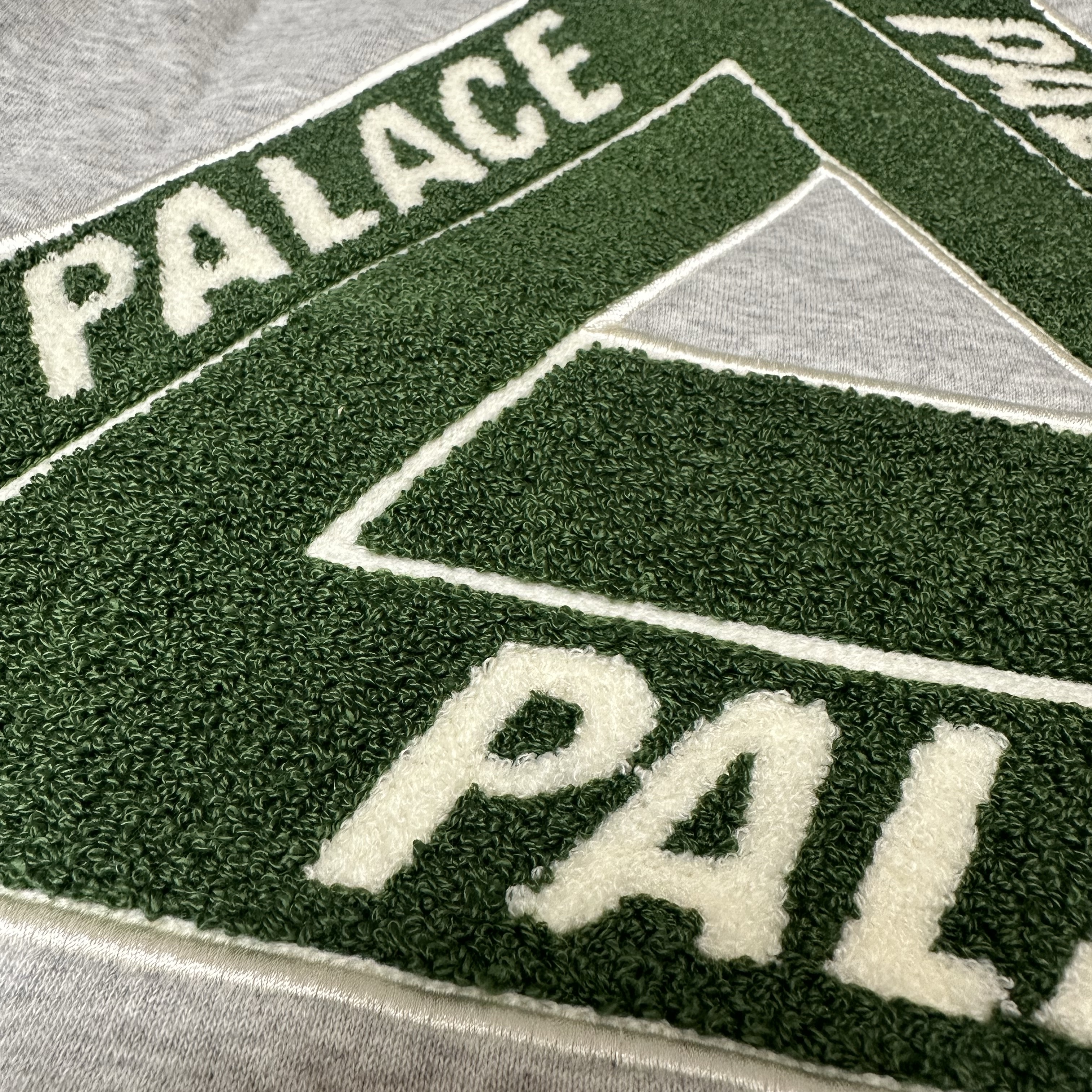 Palace Chenille Tri-Ferg Crew Grey Marl - 24FW 착용 스타일 - 1