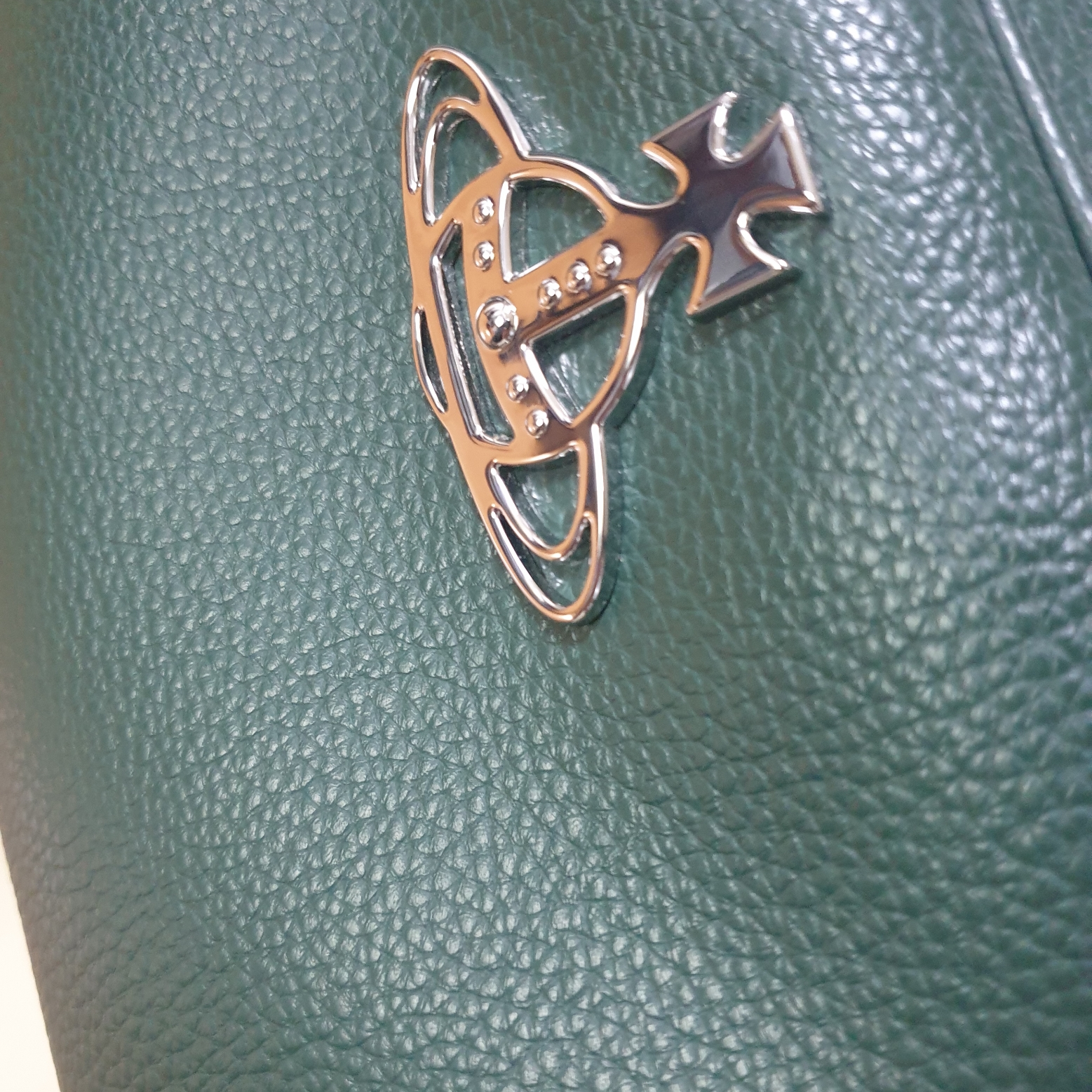 Vivienne Westwood Anna Camera Bag Green 착용 스타일