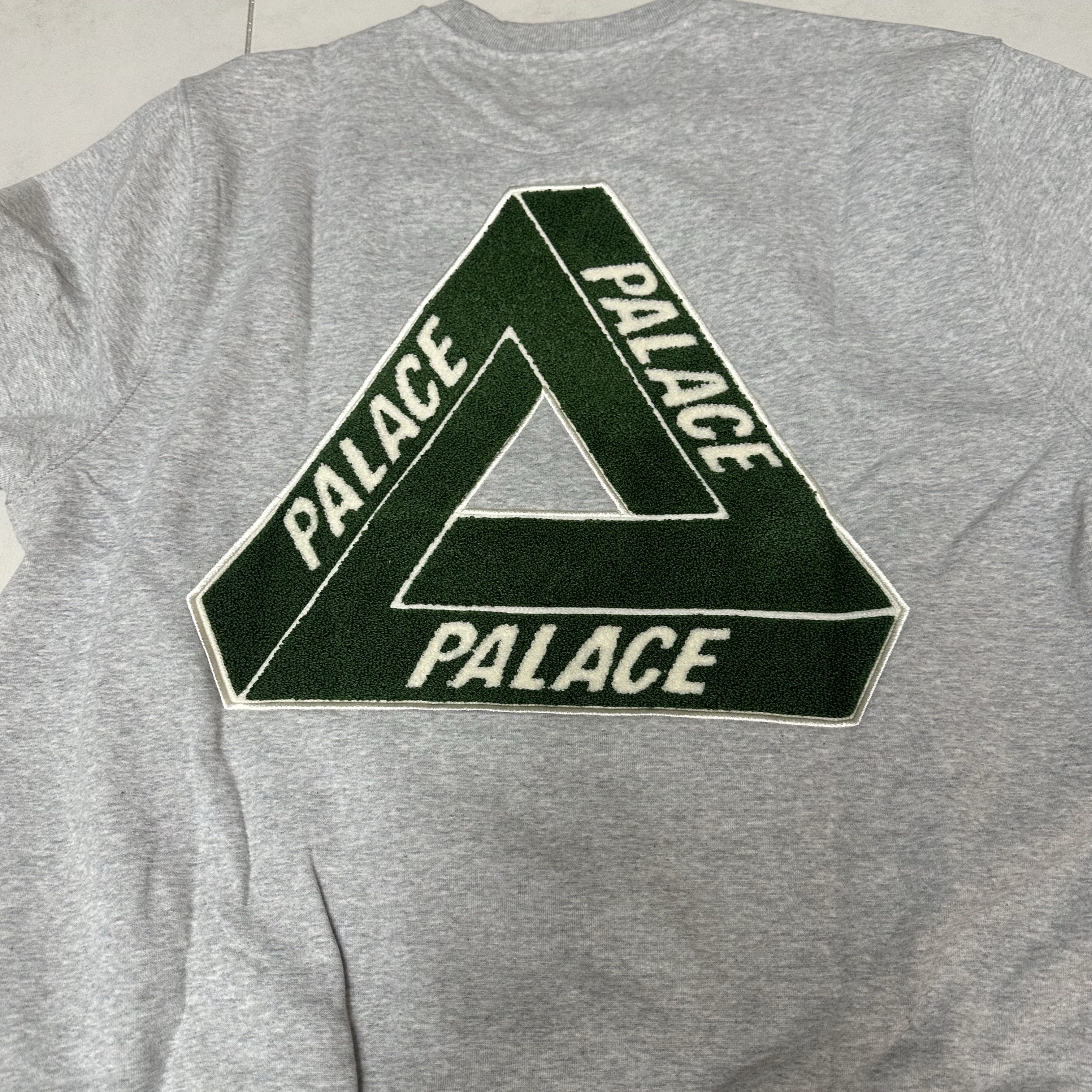 Palace Chenille Tri-Ferg Crew Grey Marl - 24FW 착용 스타일 - 2
