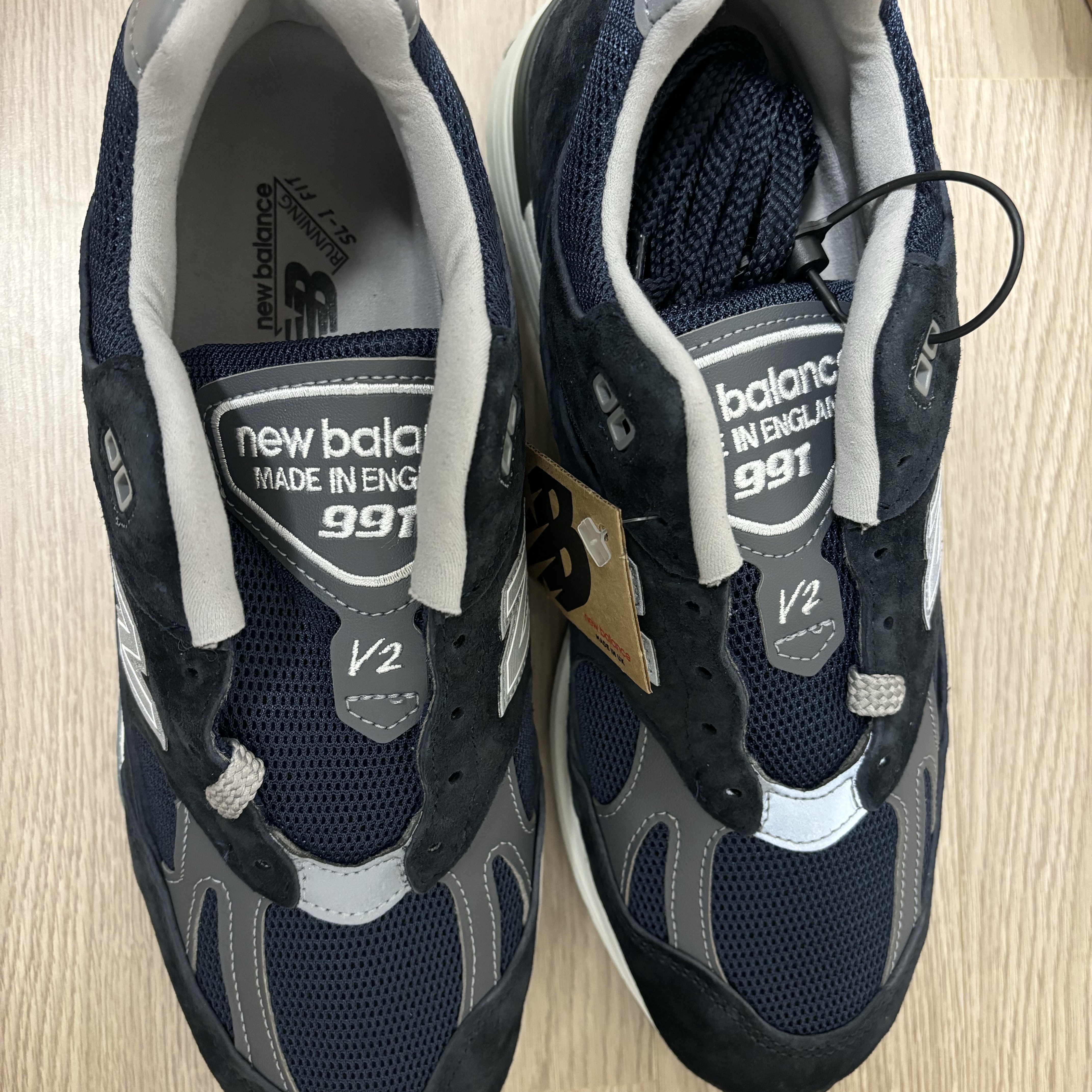 New Balance 991v2 Made in UK Dark Navy Smoked Pearl 착용 스타일 - 3
