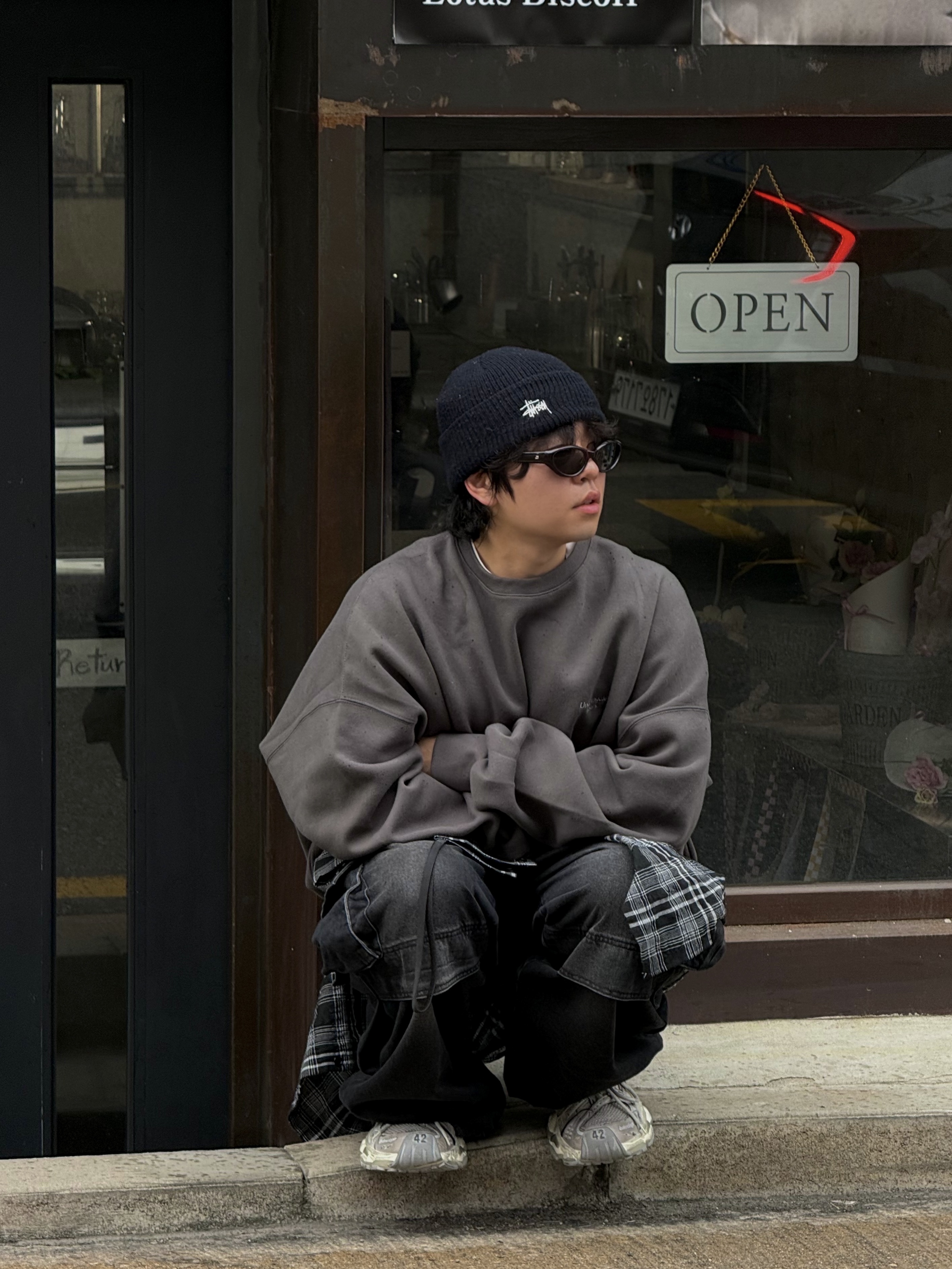 Undermycar Mu.14 Anti Fxxking Logo Play Oversized Bonded Sweat Shirts Olive, Balenciaga Stapler Sneaker Beige Grey 착용 스타일 - 3