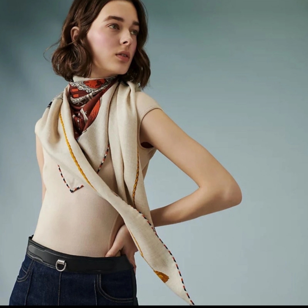 (W) Hermes La Reale Giant Triangle Naturel Vermillon Noisette 착용 스타일 - 1