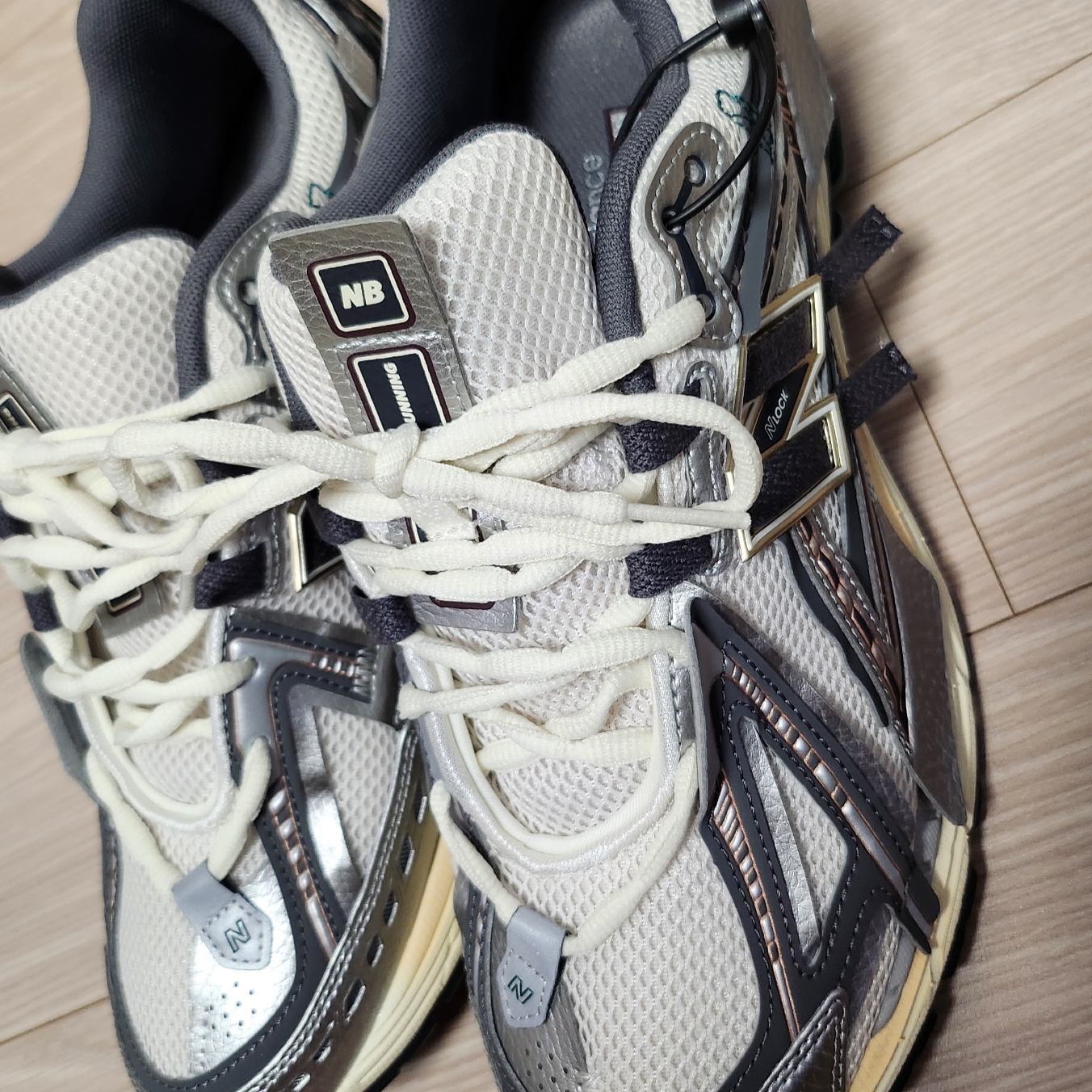 New Balance 1906A Silver Metallic Castlerock 착용 스타일 - 1