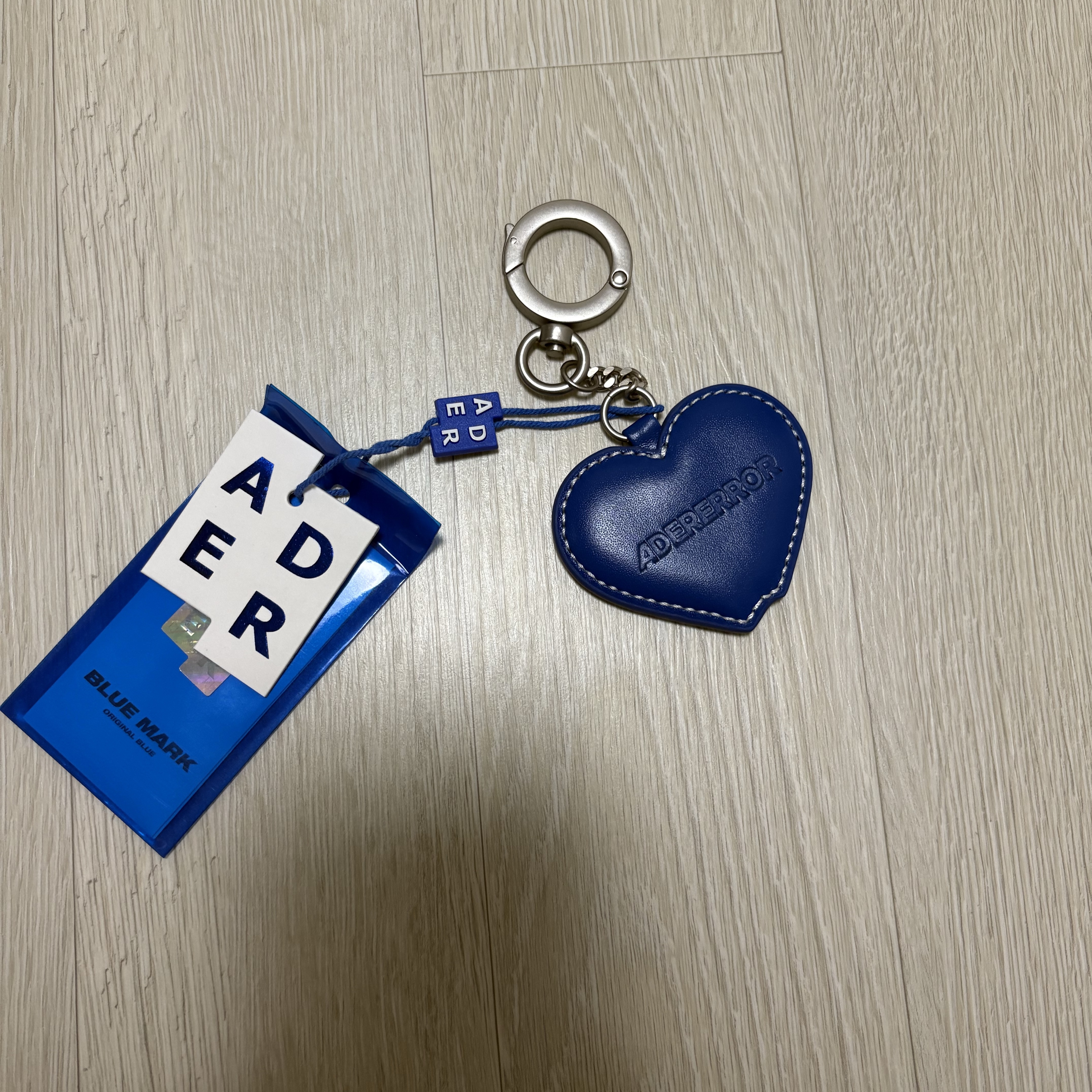Ader Error Twin Heart Keyring Z-Blue 착용 스타일