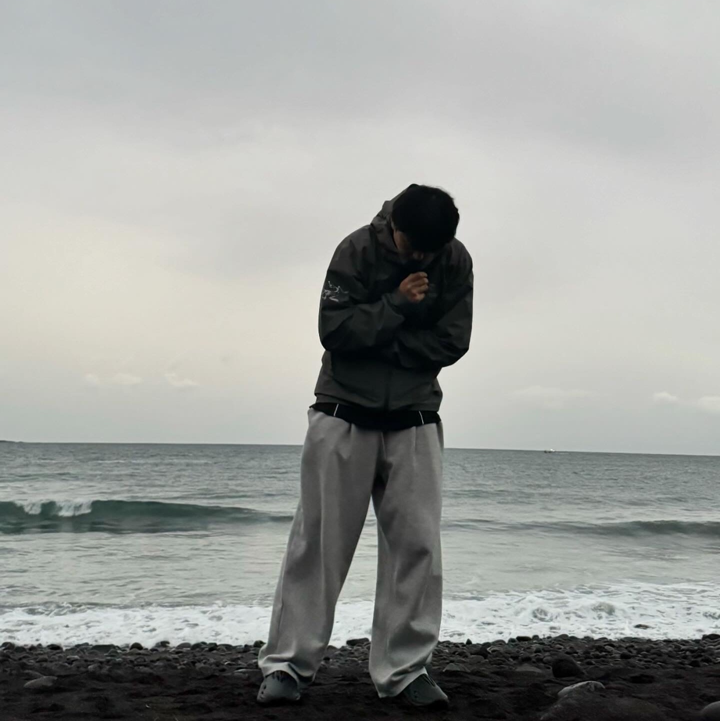 Arc'teryx x Beams Zeta SL Jacket Grey, Adidas Yeezy Foam RNNR Onyx 착용 스타일 - 1