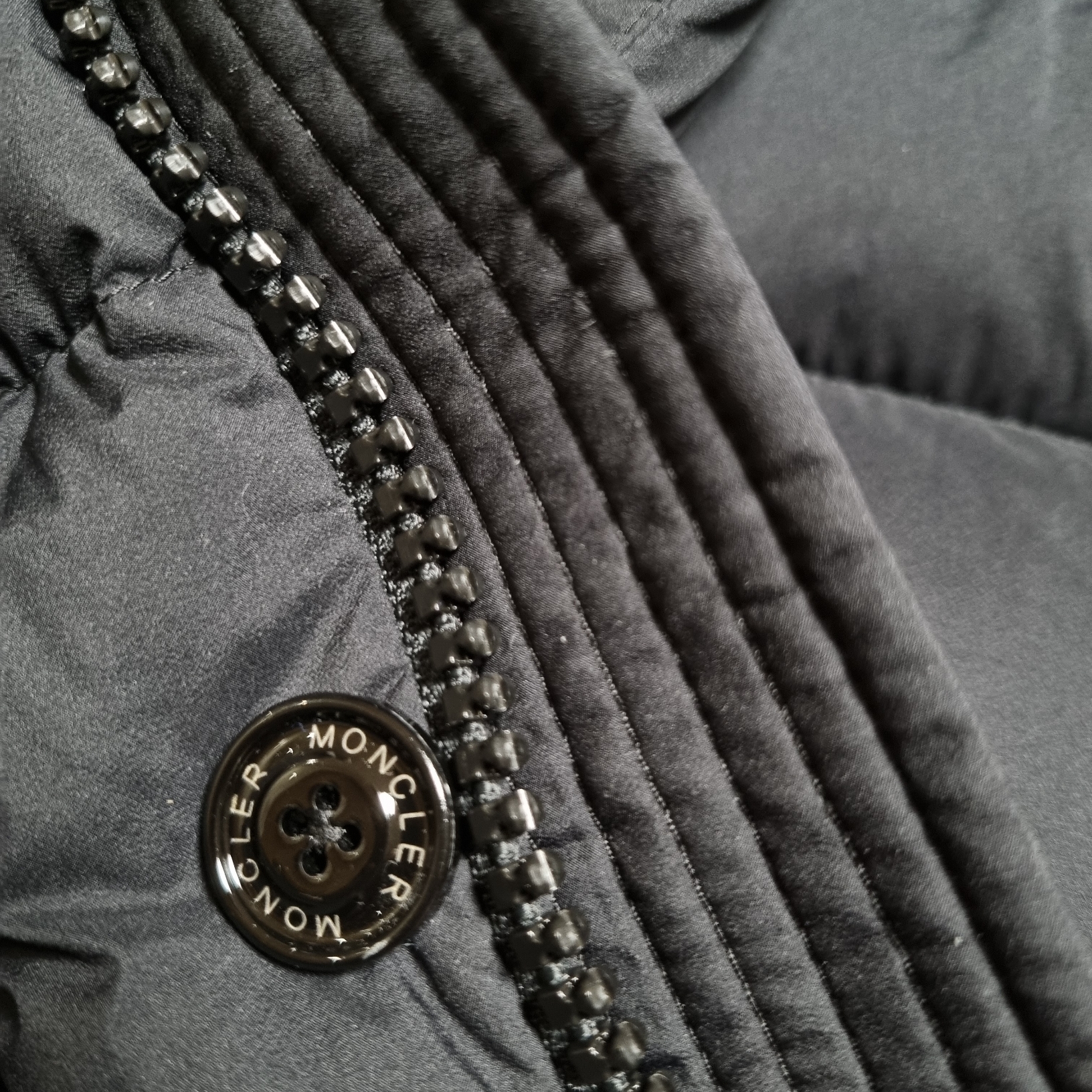 Moncler Clunye Short Down Jacket Black - 24FW 착용 스타일 - 4