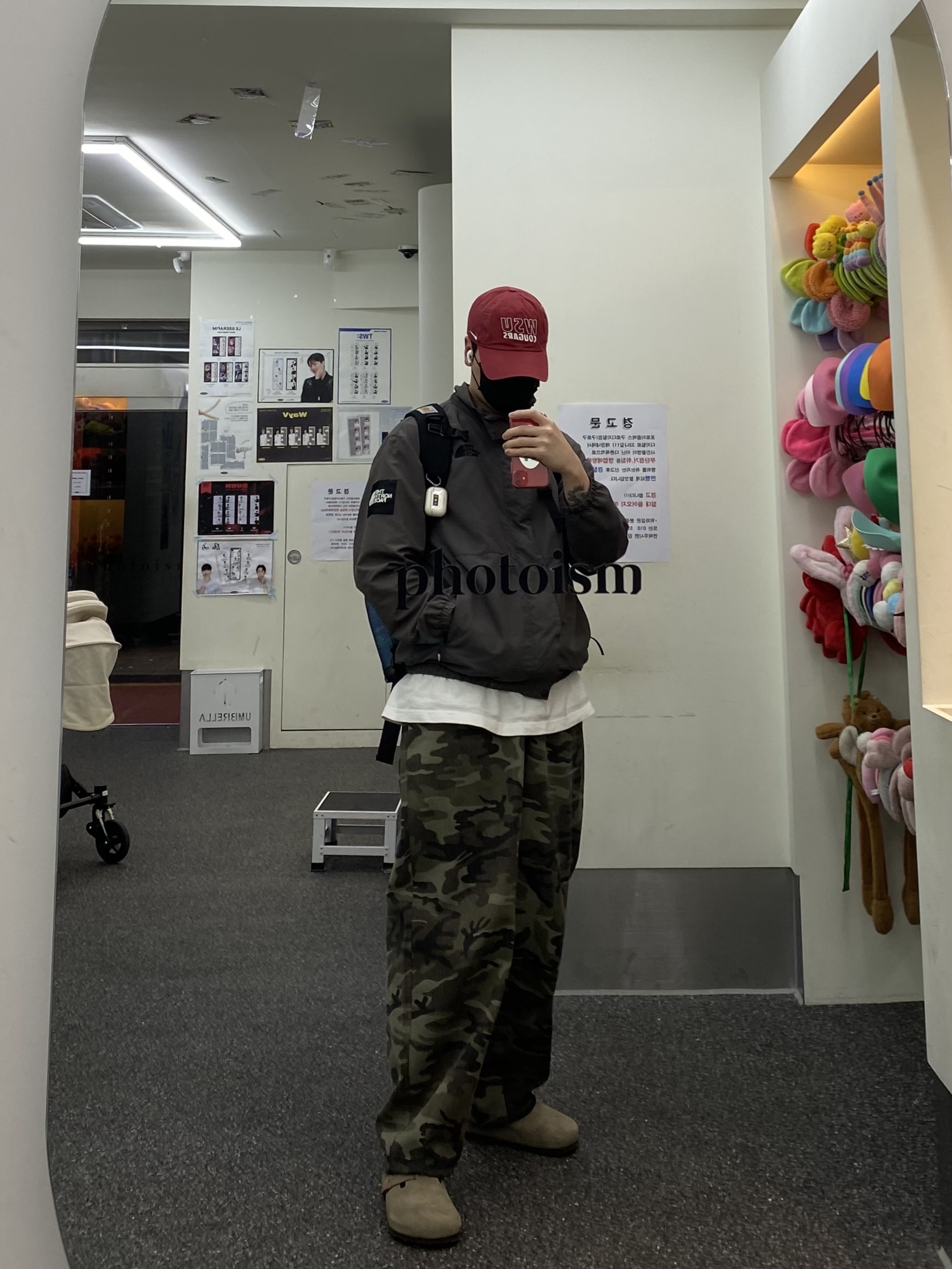 Birkenstock Boston Soft Footbed Taupe - Regular, Casetify x IAB Studio Single White Logo AirPods Pro Case Clear 착용 스타일 - 1