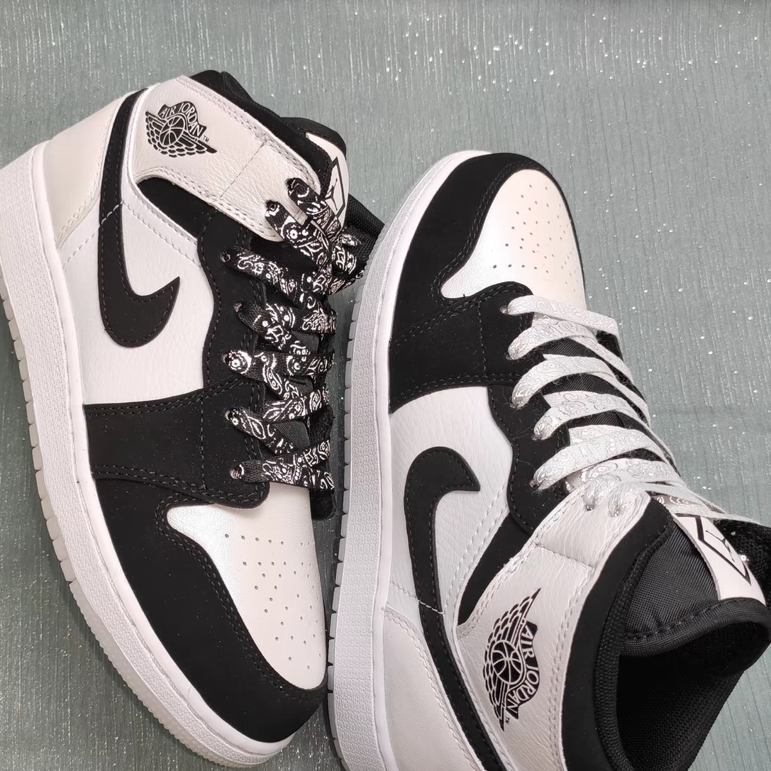 (W) Jordan 1 Retro High OG Coconut Milk and Sail 착용 스타일 - 1