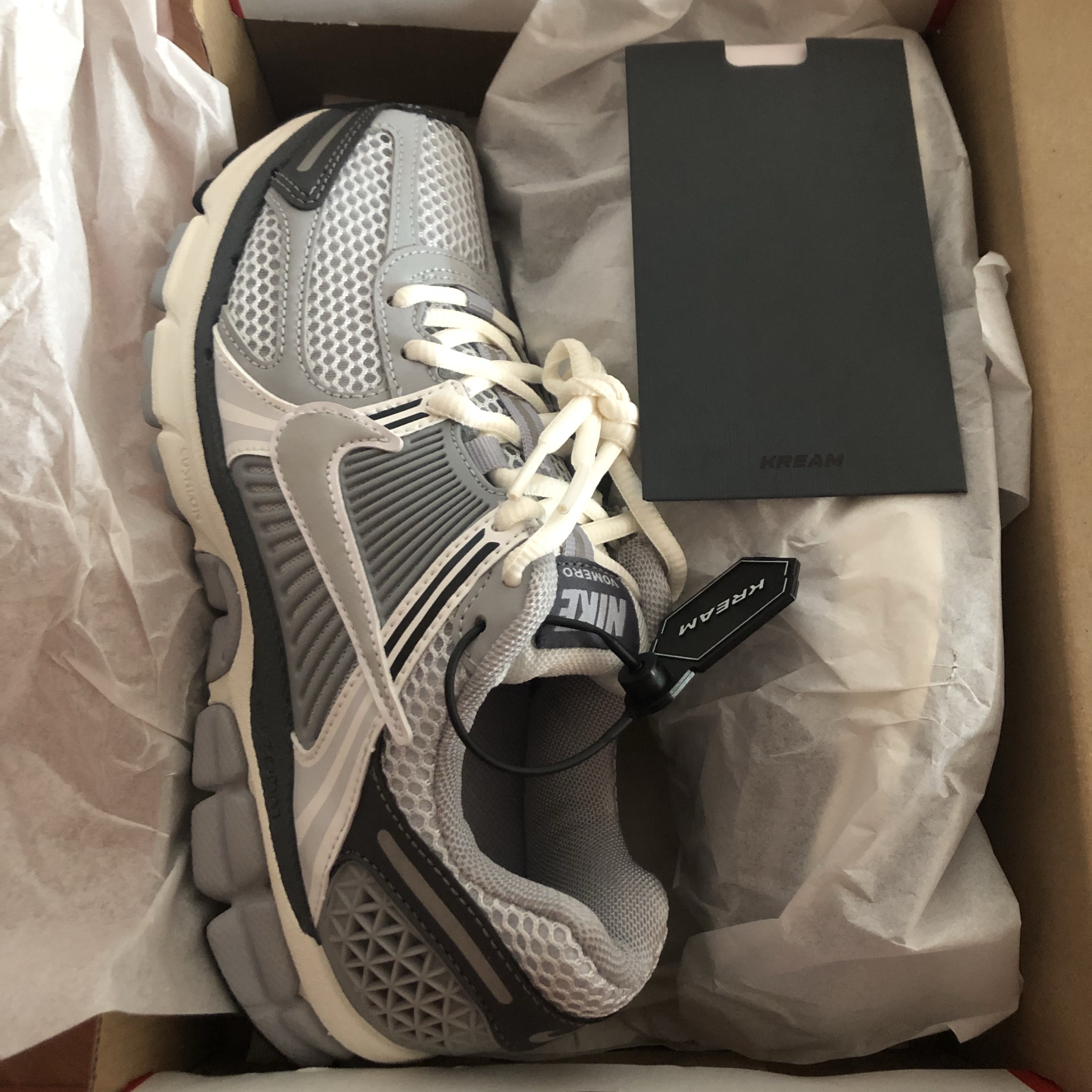 (W) Nike Zoom Vomero 5 Pure Platinum Metallic Silver 착용 스타일