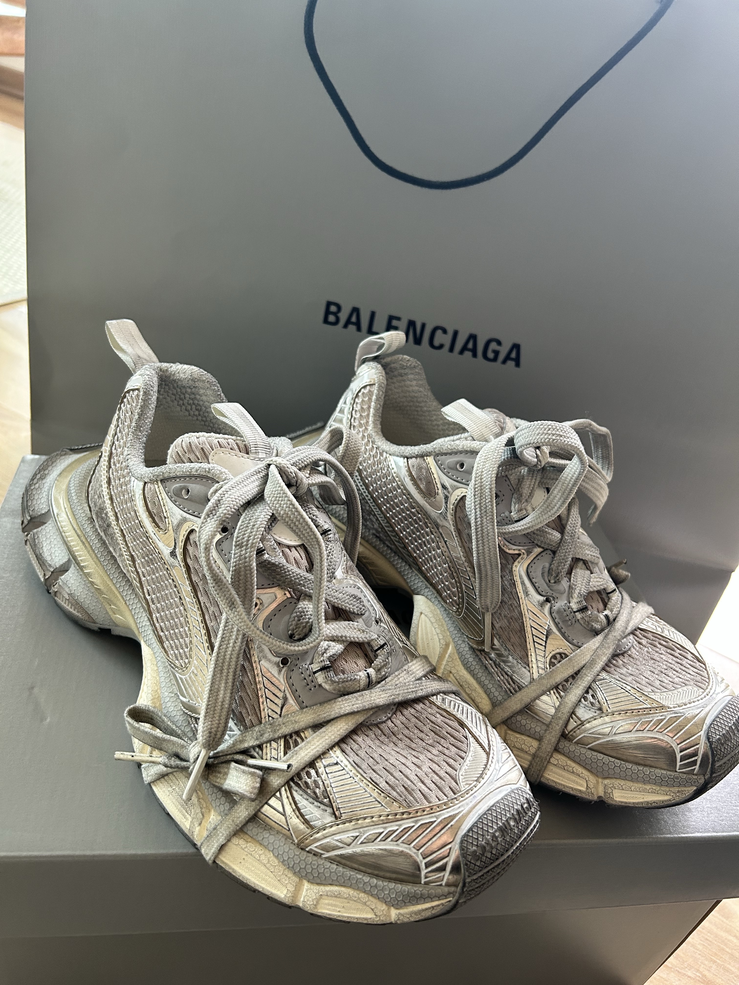 Balenciaga 3XL Sneakers Light Beige 착용 스타일