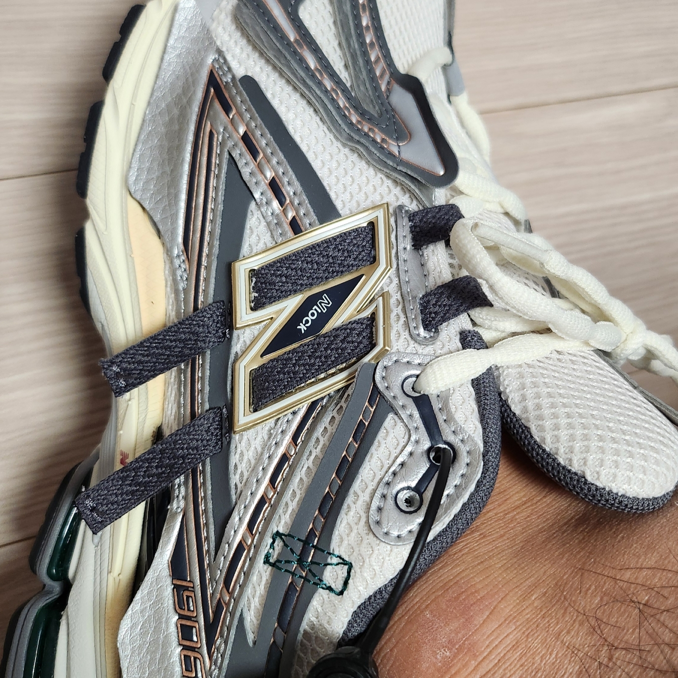 New Balance 1906A Silver Metallic Castlerock 착용 스타일 - 2