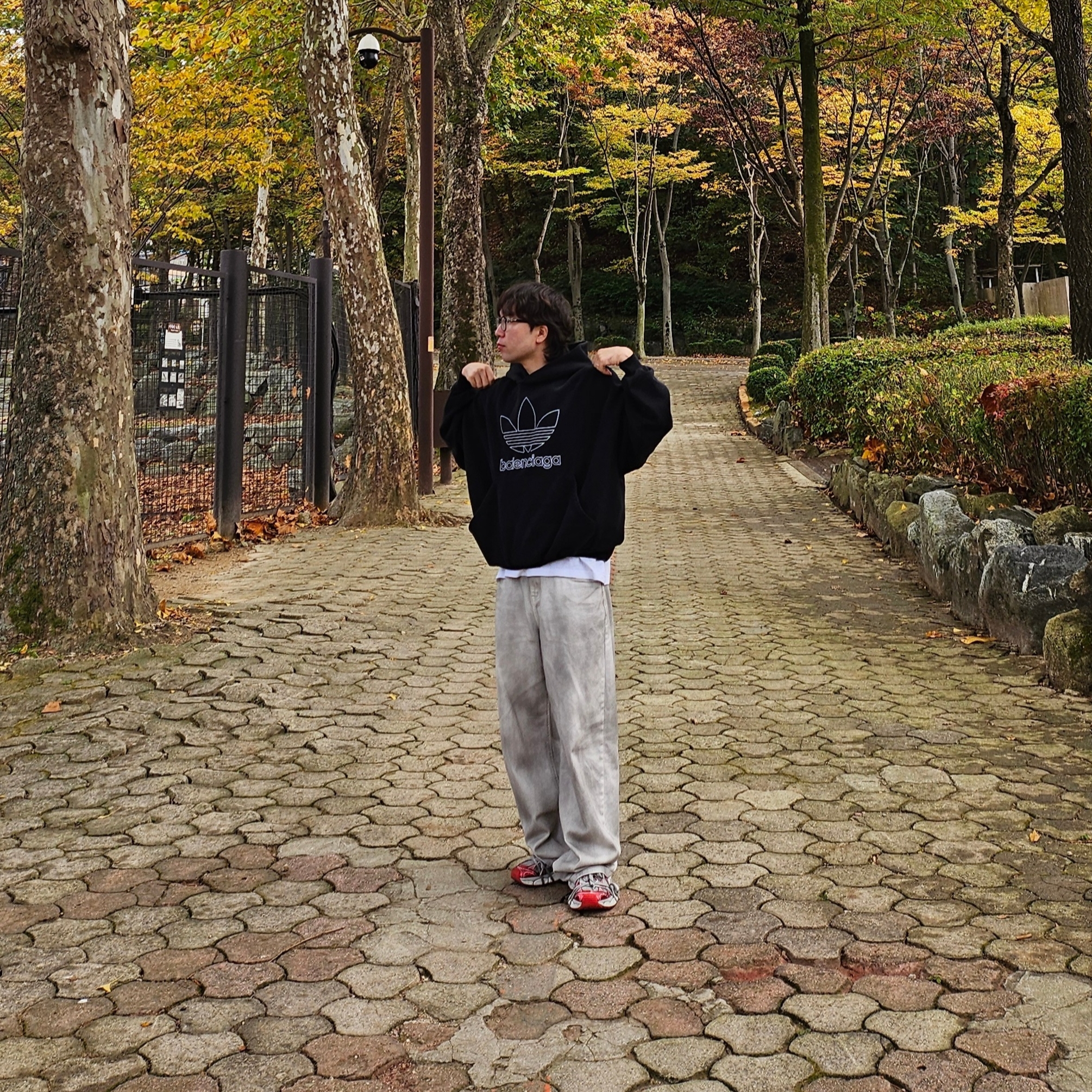 Balenciaga x Adidas Hoodie Large Fit Black, Supreme Small Box T-Shirt White - 24FW 착용 스타일 - 4