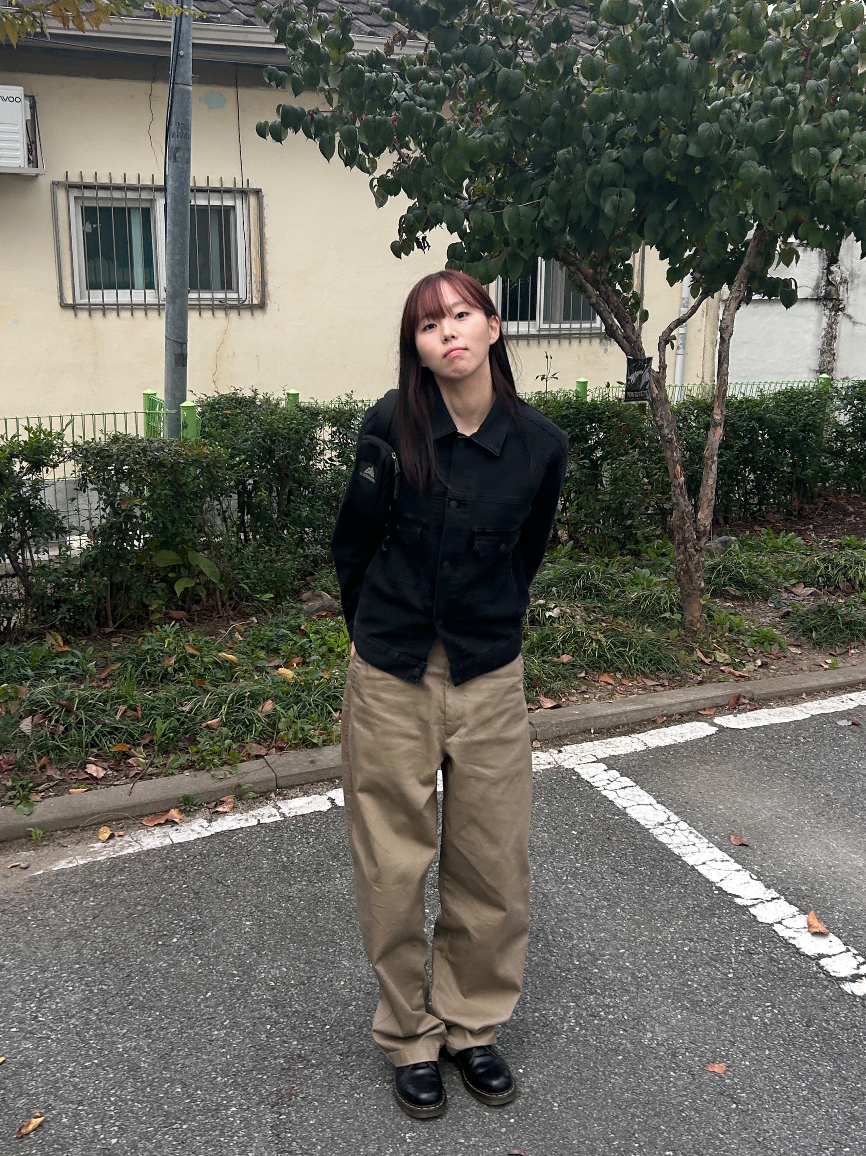 Dr. Martens 1461 Smooth Black, Uniqlo U Wide FIt Chino Pants Brown 착용 스타일 - 1