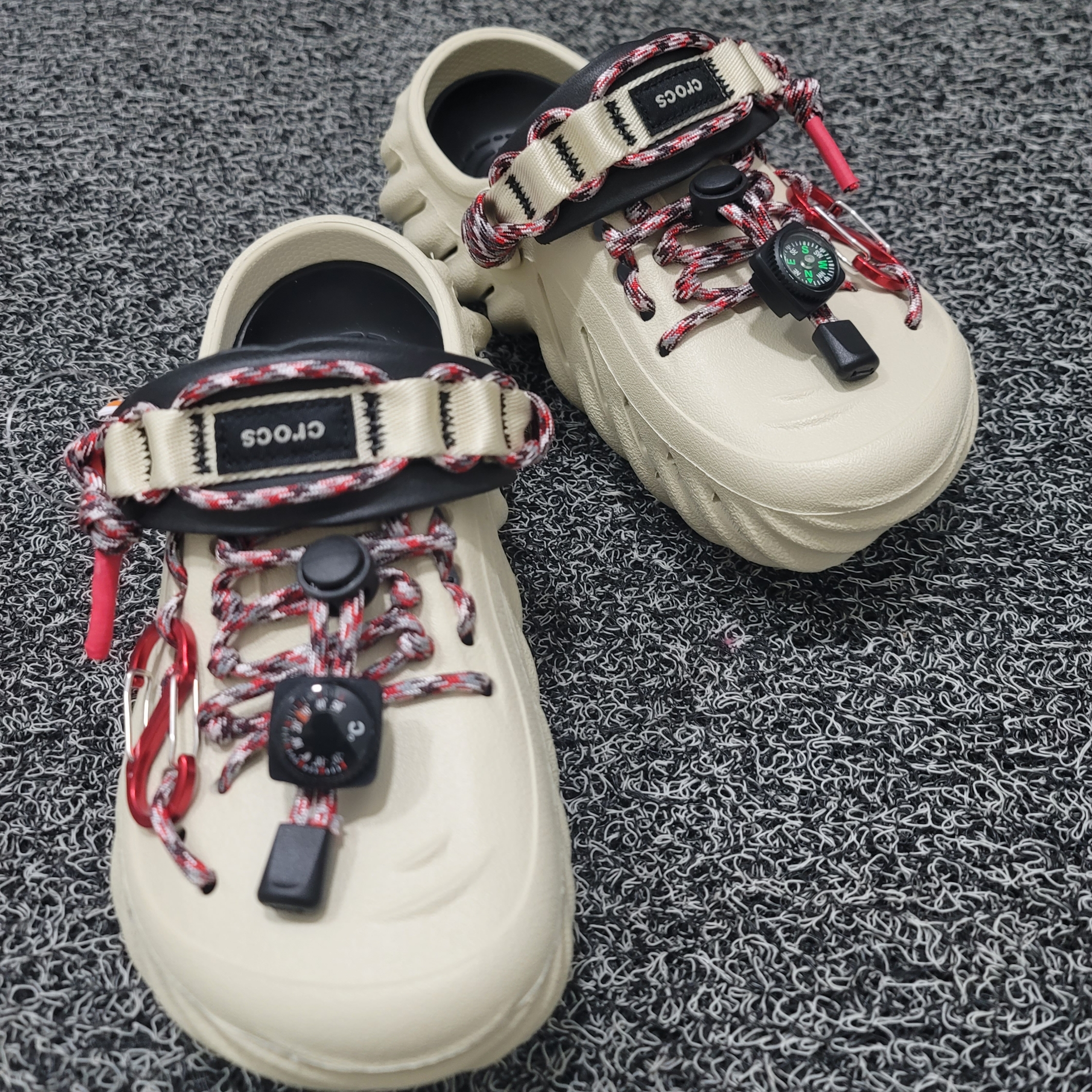 Crocs Echo Clog Bone Black 착용 스타일