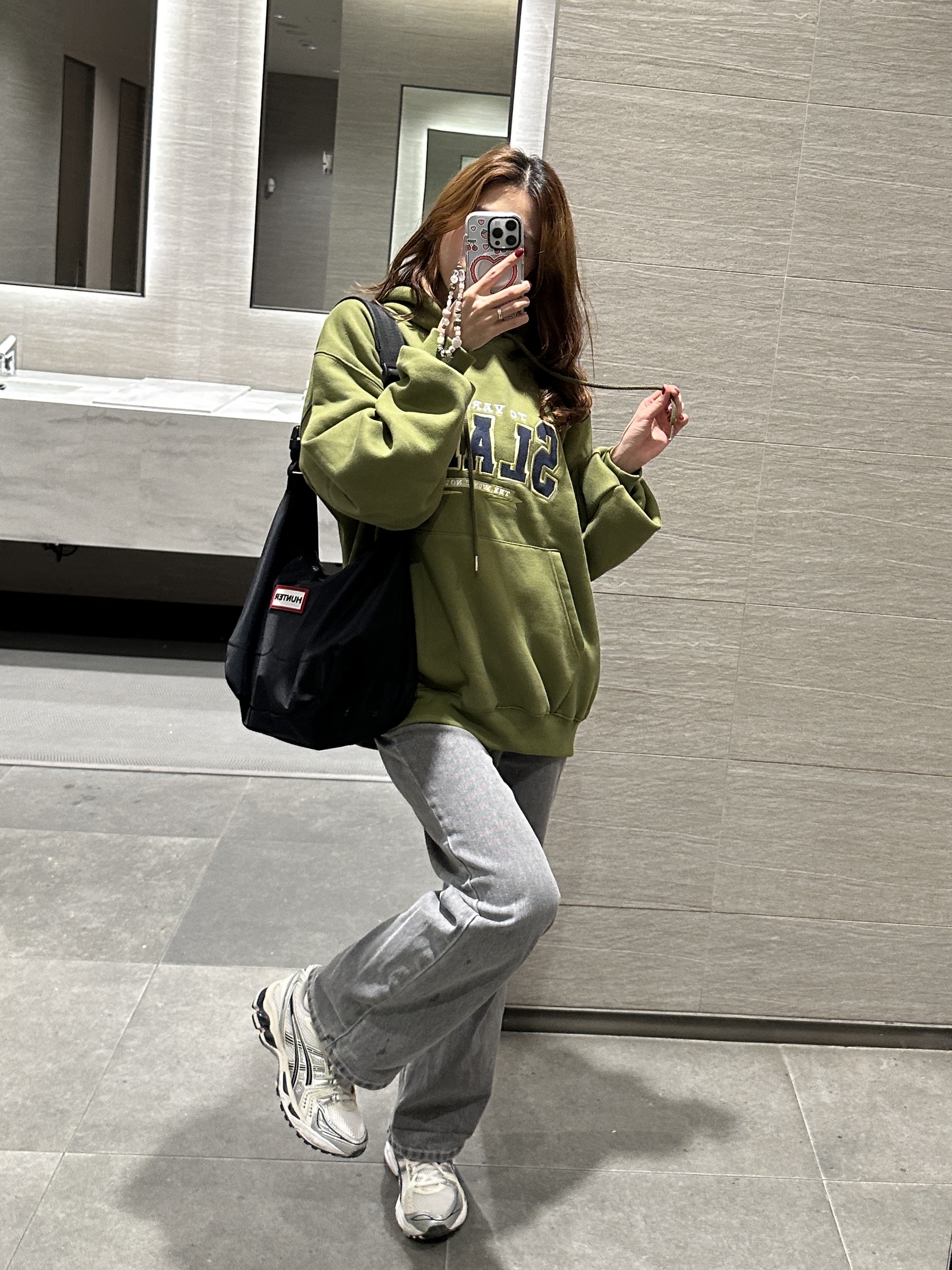 (W) Asics Gel-Kayano 14 White Midnight, Hunter Original Nylon Midi Hobo Bag Black 착용 스타일 - 1