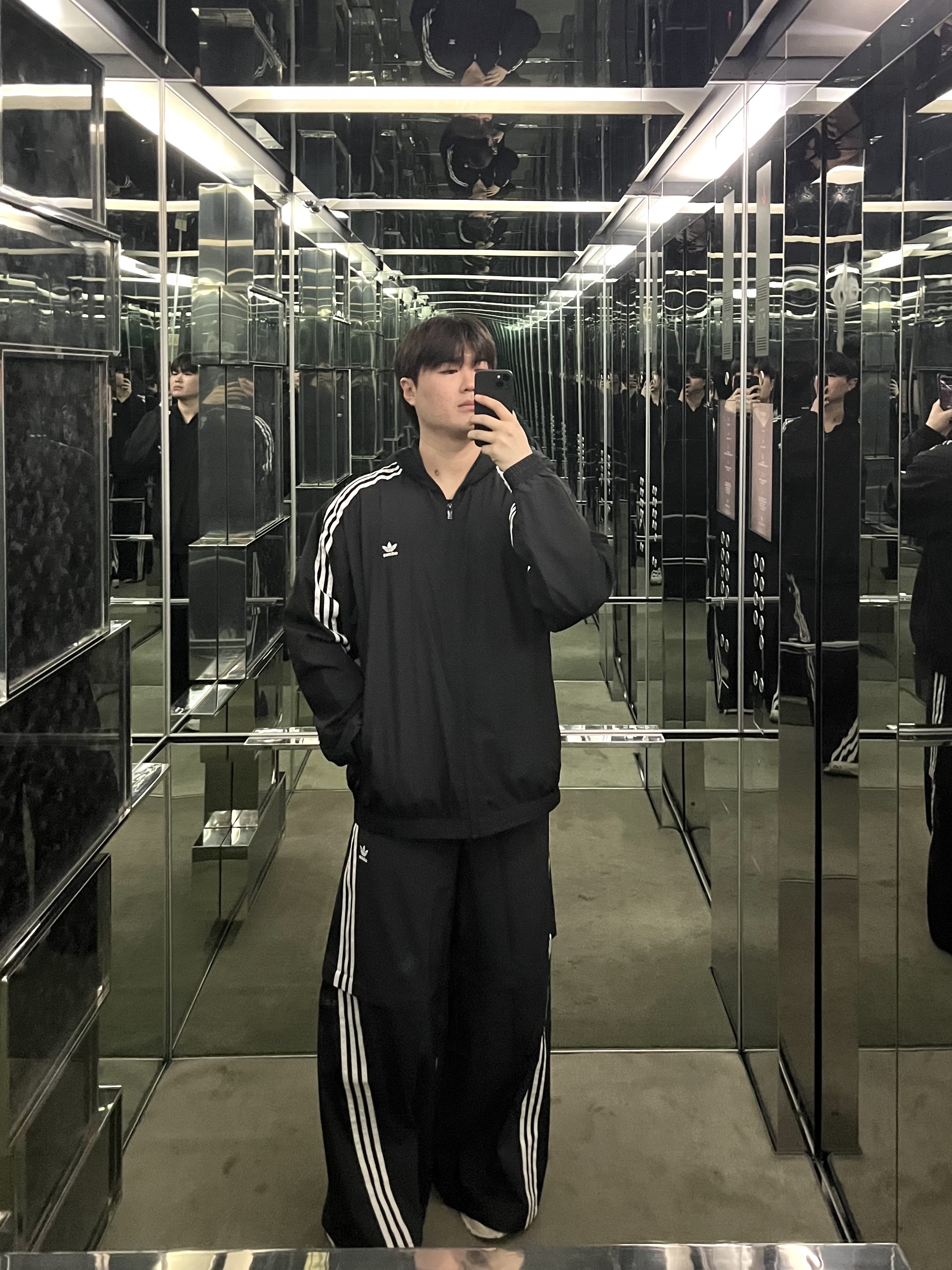 (W) Adidas Adilenium Season 2 Oversized Zip Off Track Pants Gender Neutral Black - KR Sizing, (W) Adidas Adilenium Oversized Track Top Black - US Sizing 착용 스타일