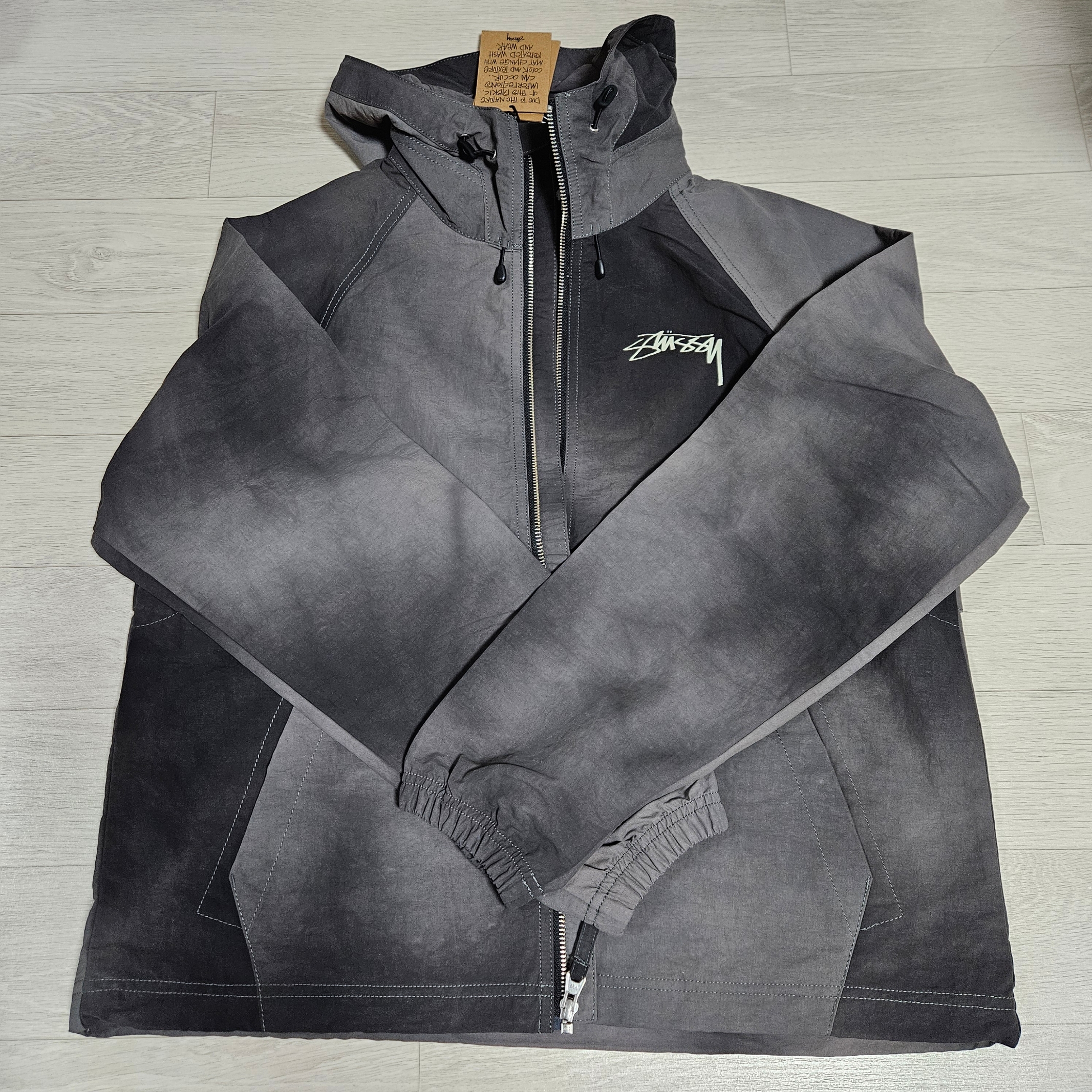 Stussy Wave Dye Beach Shell Jacket Black 착용 스타일 - 2