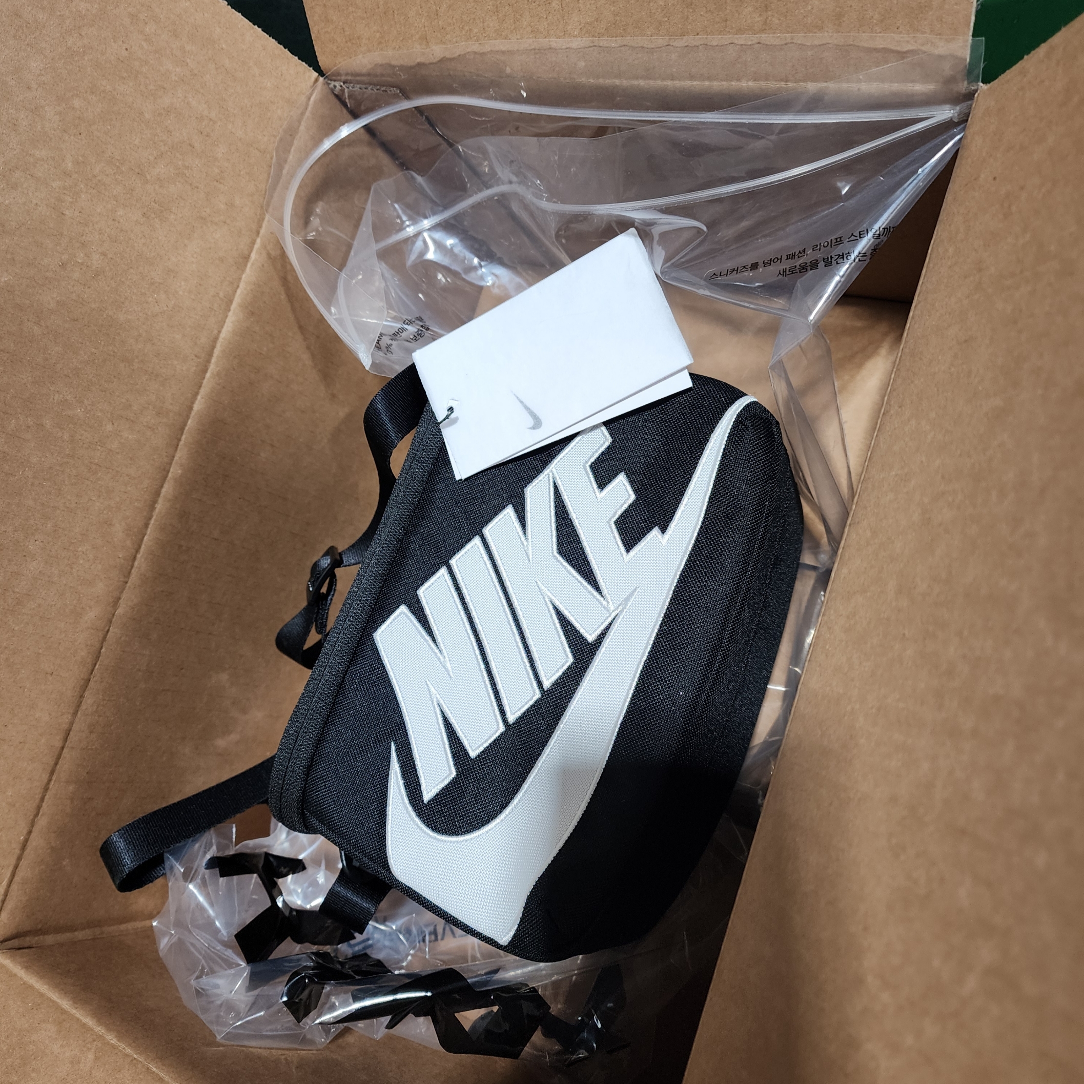 NIke Mini Shoebox Crossbody Bag 3L Black 착용 스타일
