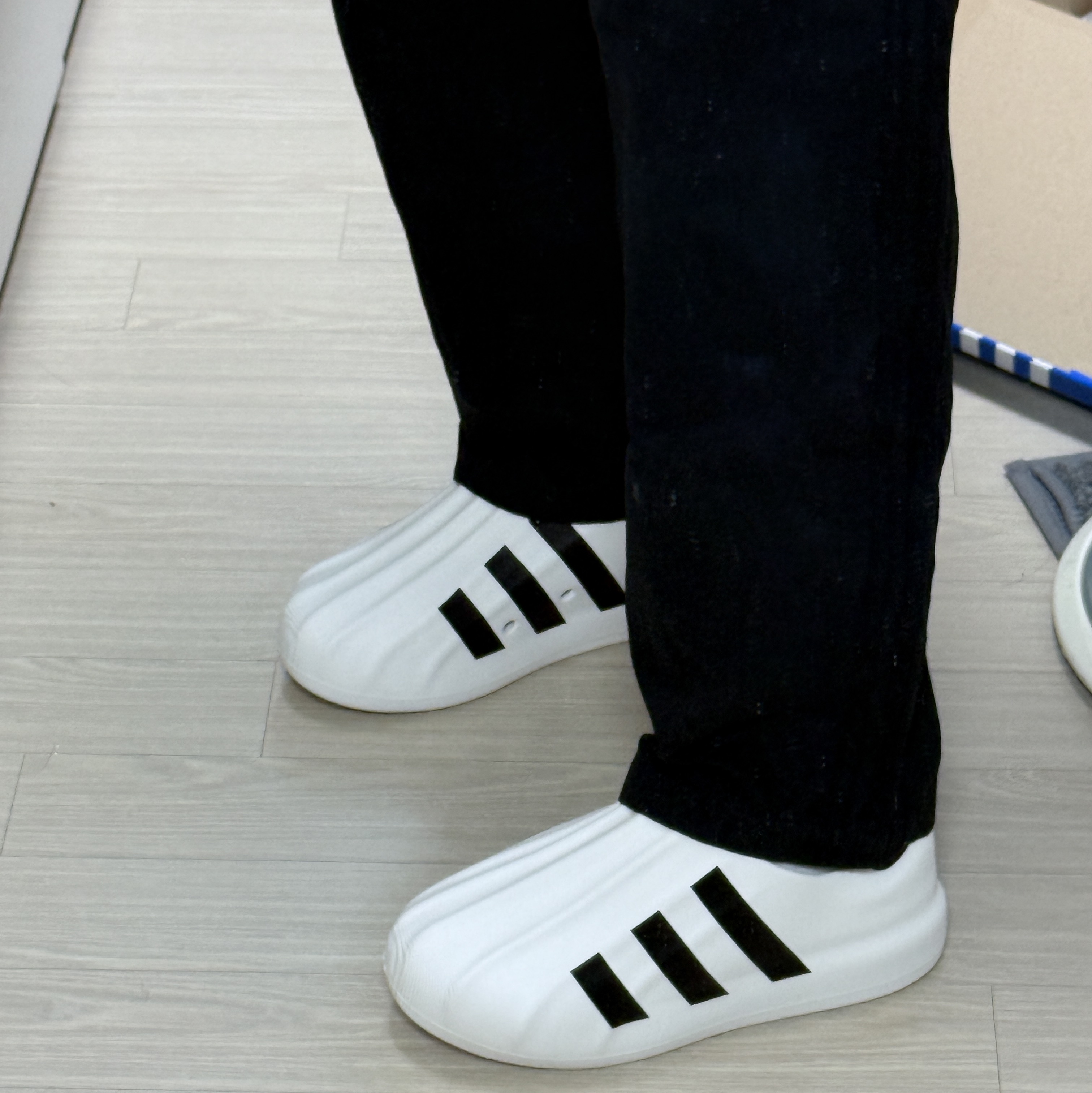 Adidas Adifom Superstar Core White, Calvin Klein Monogram Embroidery Ball Cap Black 착용 스타일 - 1