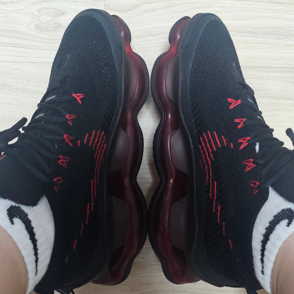 Nike Air Max Scorpion Flyknit Black and University Red 착용 스타일 - 1