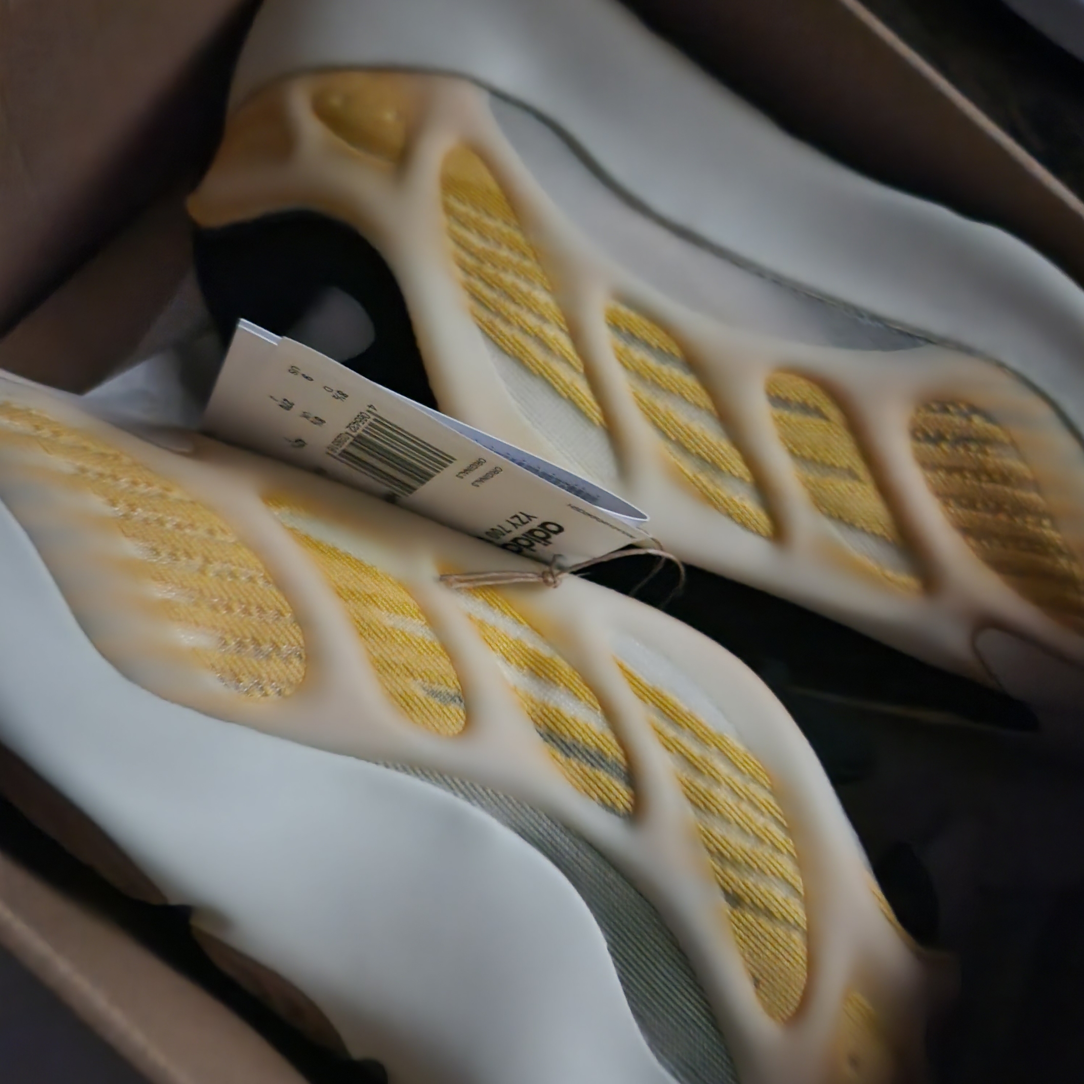 Adidas Yeezy 700 V3 Mono Safflower 착용 스타일