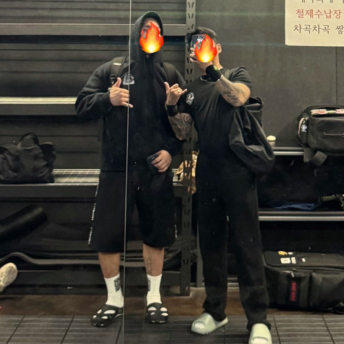 BORN TO WINB X H Muscle Fit T-Shirts Black 착용 스타일 - 1
