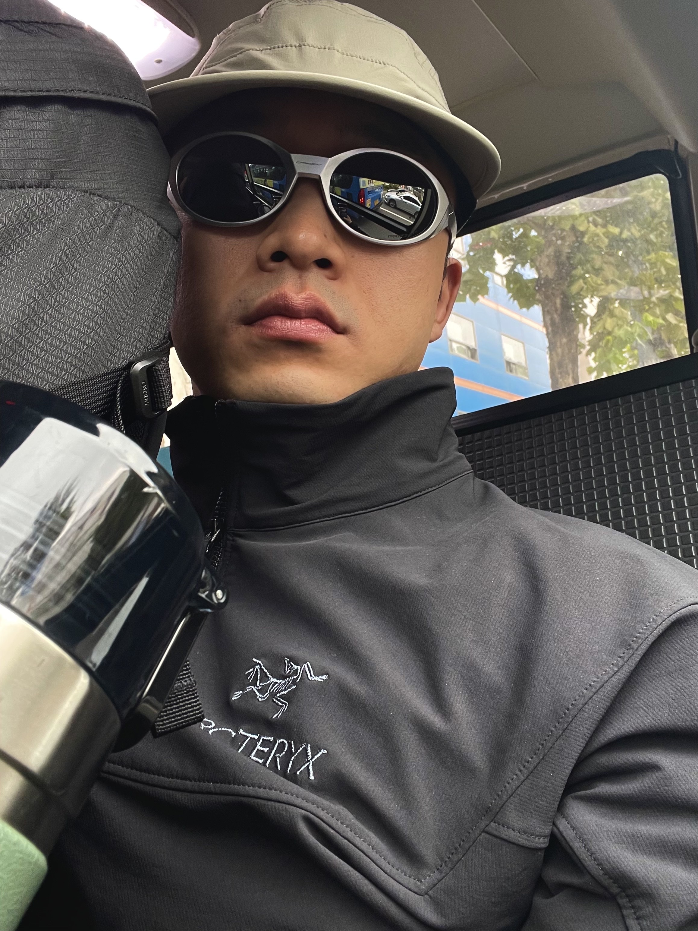 Arc'teryx Gamma MX Jacket Black, Oakley Eye Jacket Redux Polished White Frame Prizm Black Lenses High Bridge Fit 착용 스타일 - 1