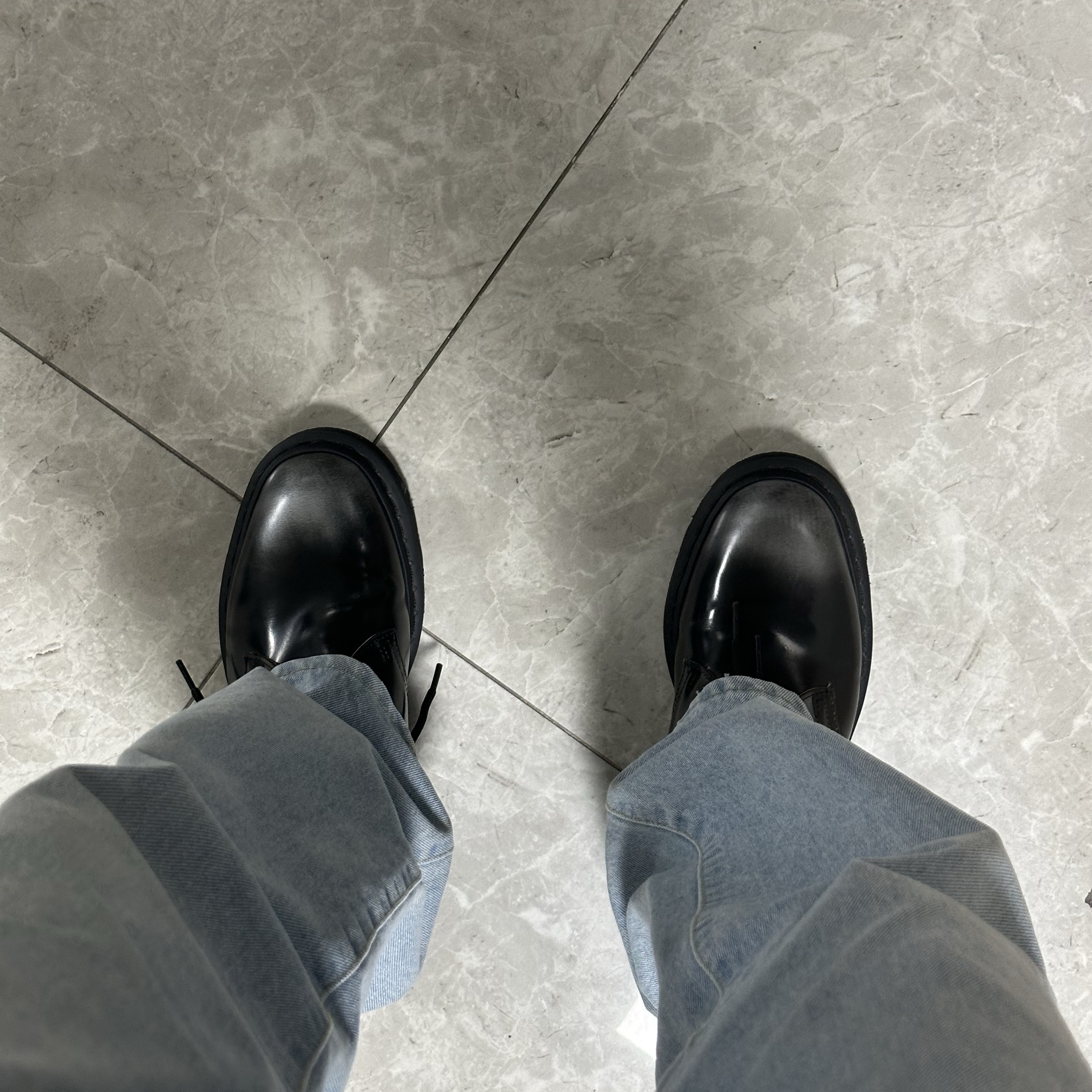 Dr. Martens x Supreme 1461 Gray Silver 착용 스타일 - 1