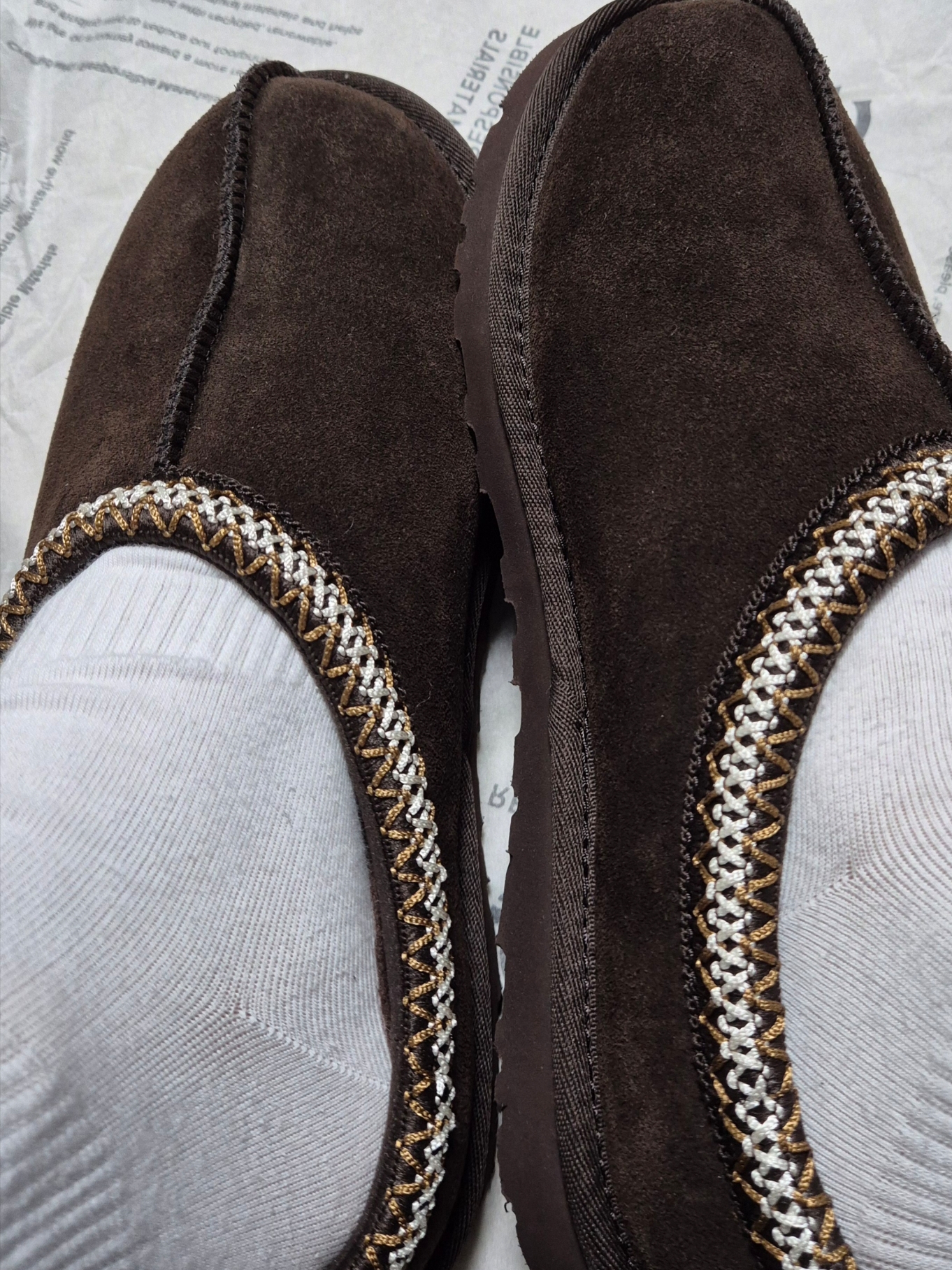 UGG Tasman Slipper Dusted Cocoa 착용 스타일 - 1