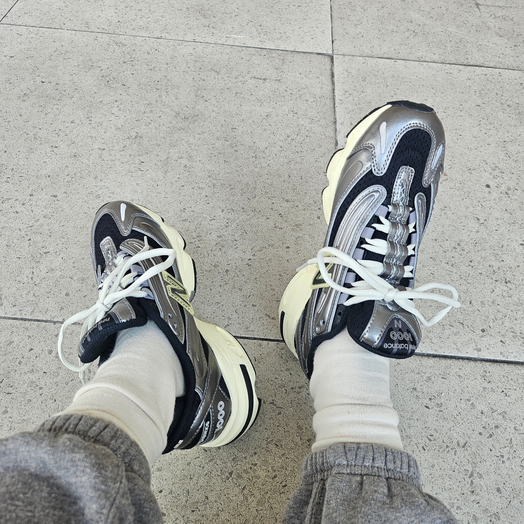 New Balance 1000 Silver Metallic Black 착용 스타일