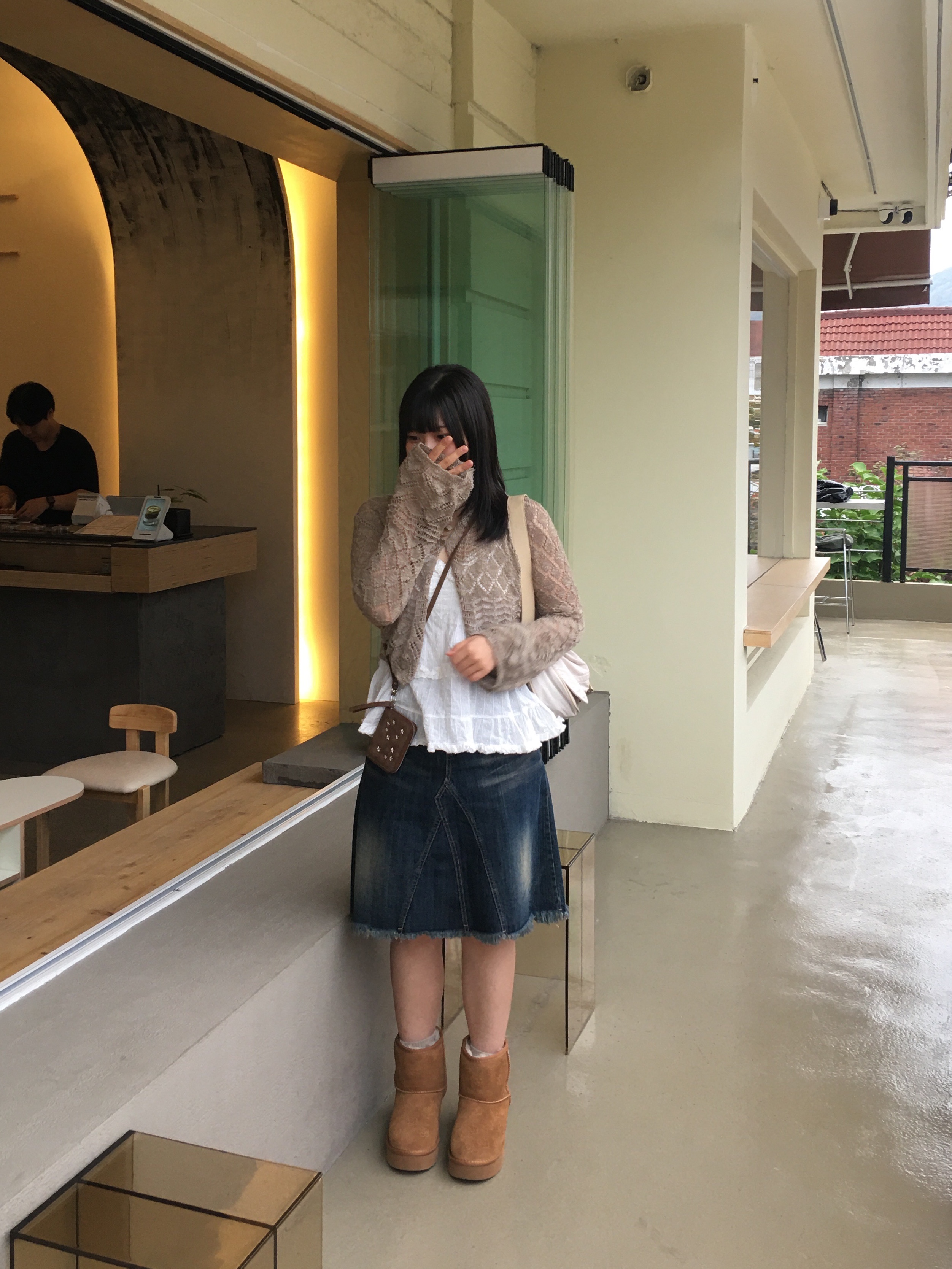 Matin Kim Buckle Bag White 착용 스타일 - 2