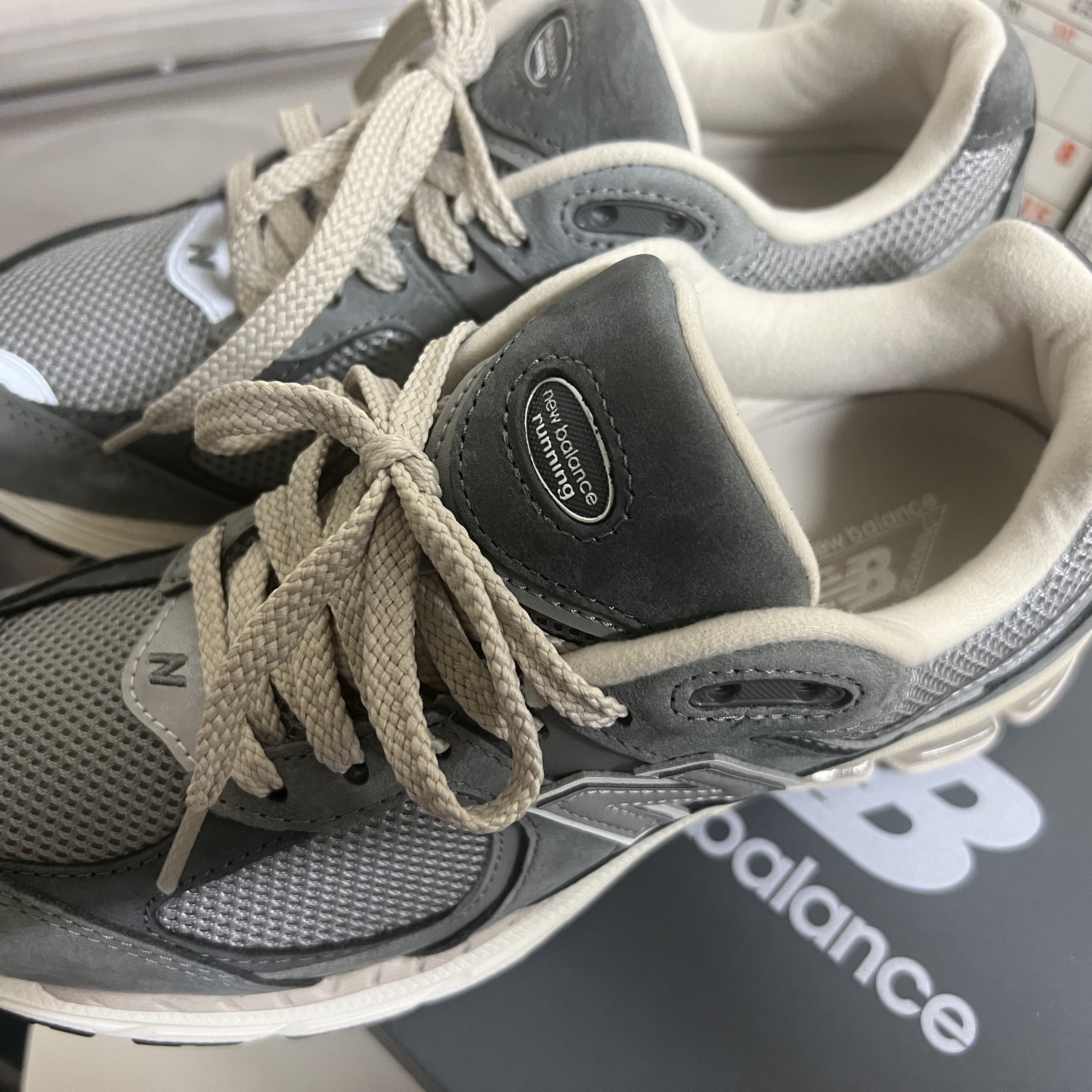 New Balance 2002R Premium Vintage Grey 착용 스타일 - 2