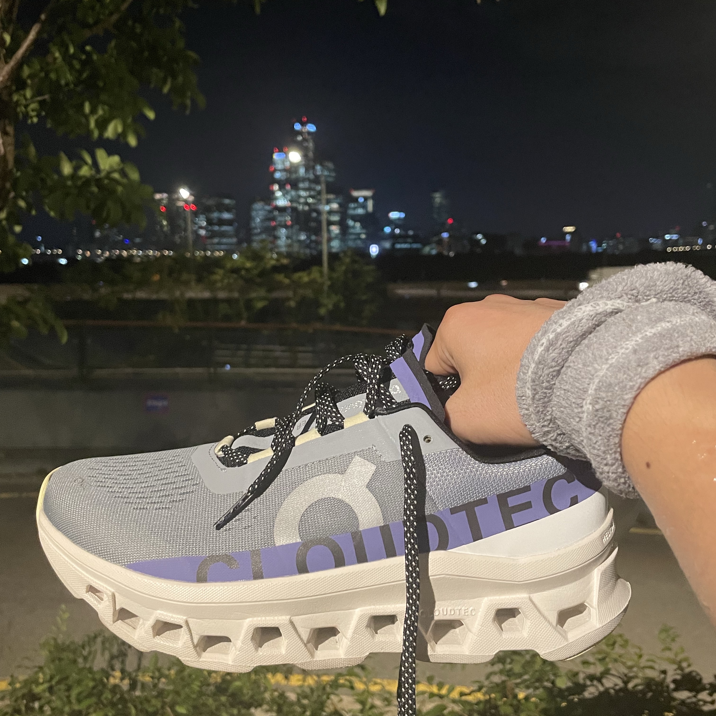 On Running Cloudmonster Mist Blueberry 착용 스타일 - 1