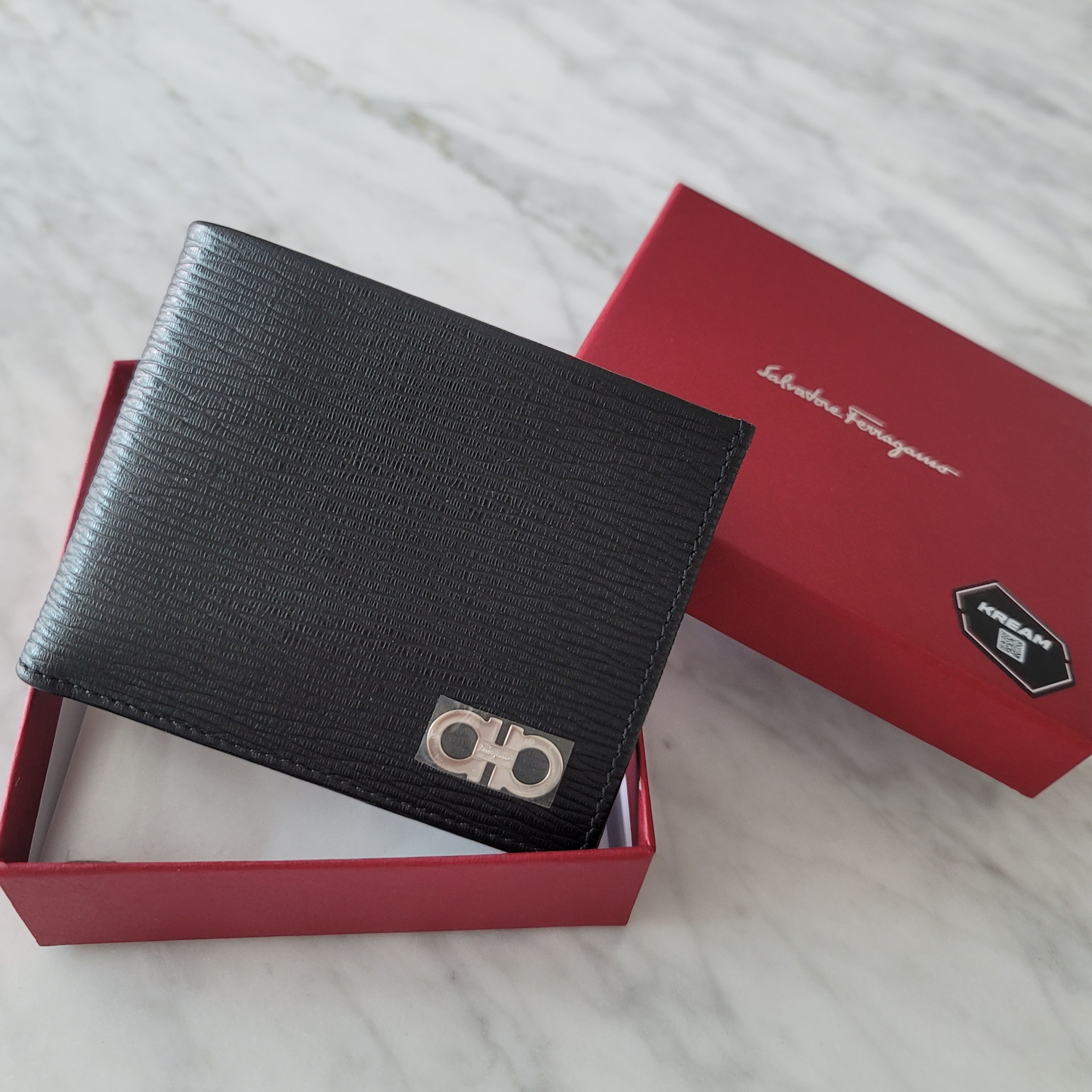 Ferragamo Gancini Wallet Black Fjord Blue 착용 스타일