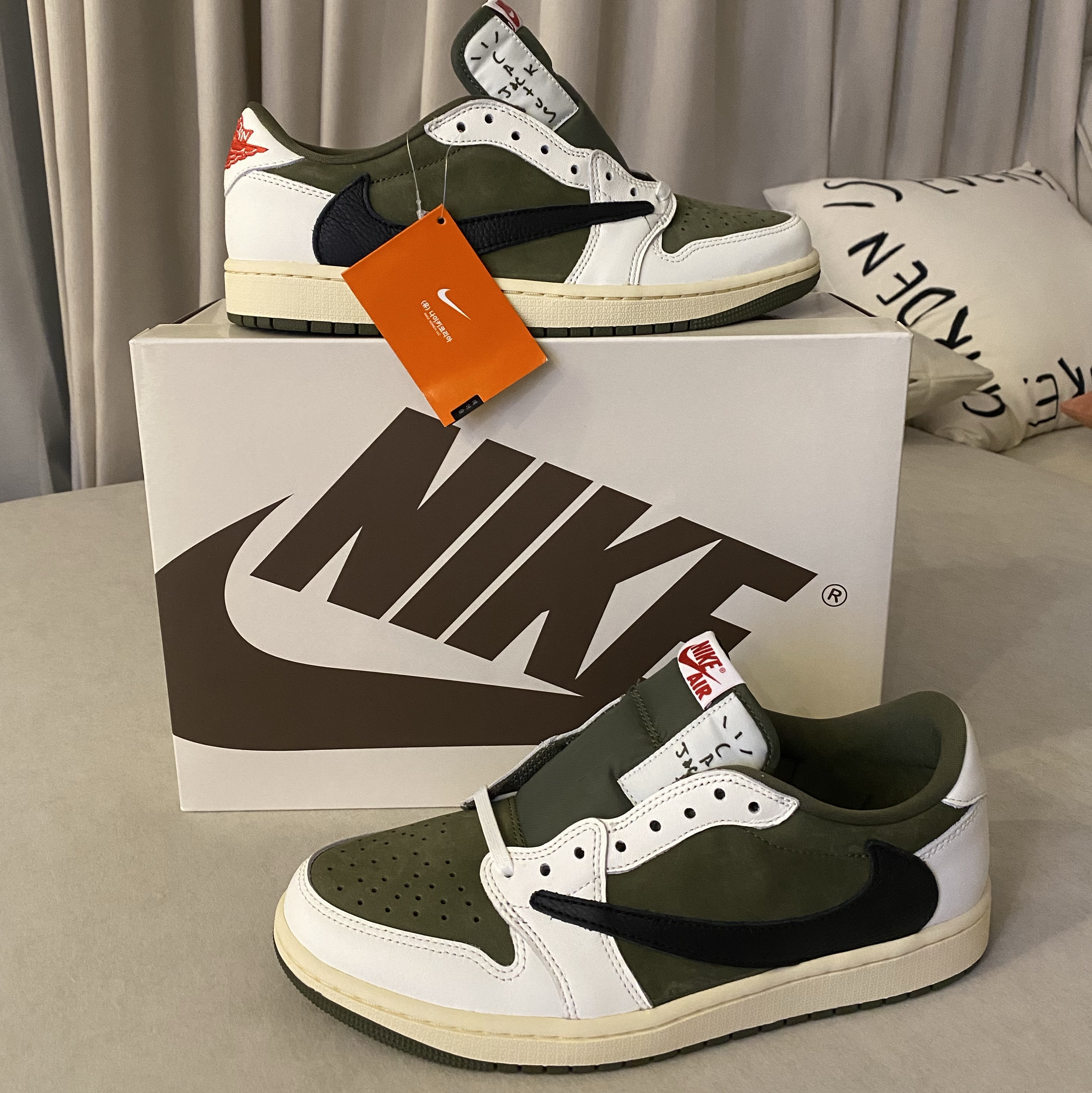 Jordan 1 x Travis Scott Retro Low OG SP Reverse Olive 착용 스타일 - 1