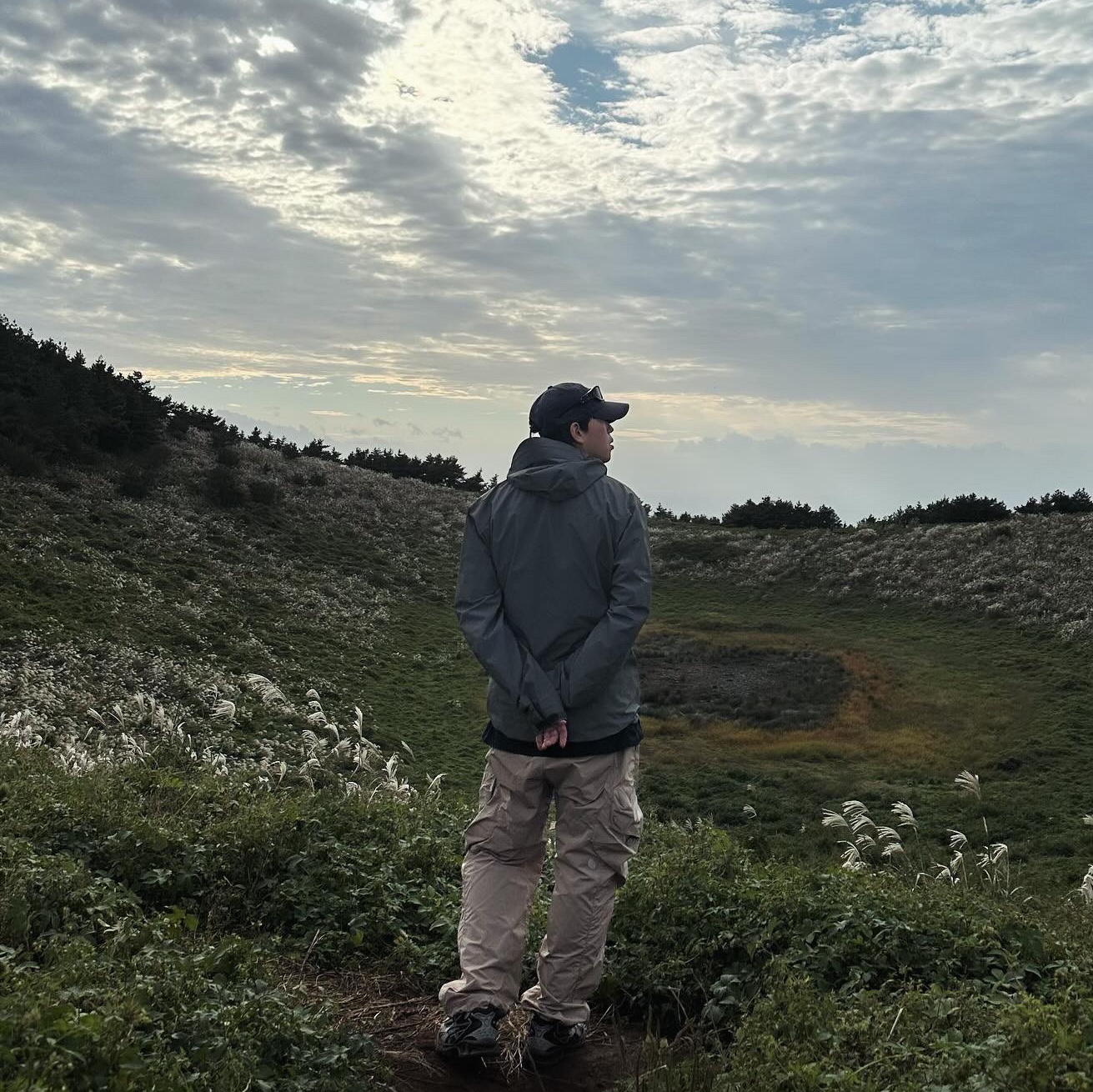 Arc'teryx x Beams Zeta SL Jacket Grey, Nike x Off-White NRG Track Pants Khaki - Asia 착용 스타일 - 3