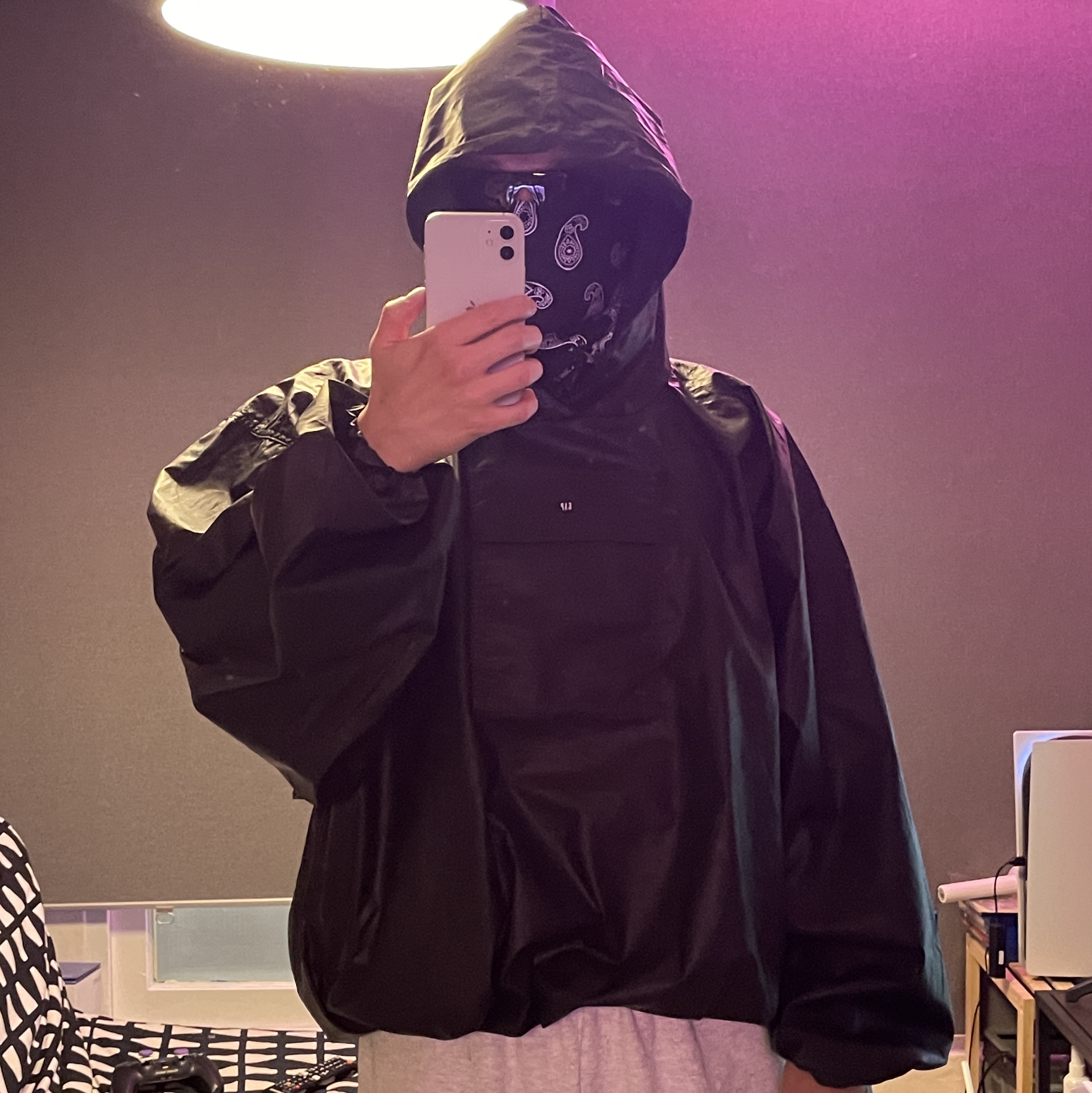 Yeezy Gap Engineered By Balenciaga Coated Cotton Anorak Black, Yeezy x Gosha Rubchinskiy YZY Black Dogs Jogger Heather Grey 착용 스타일