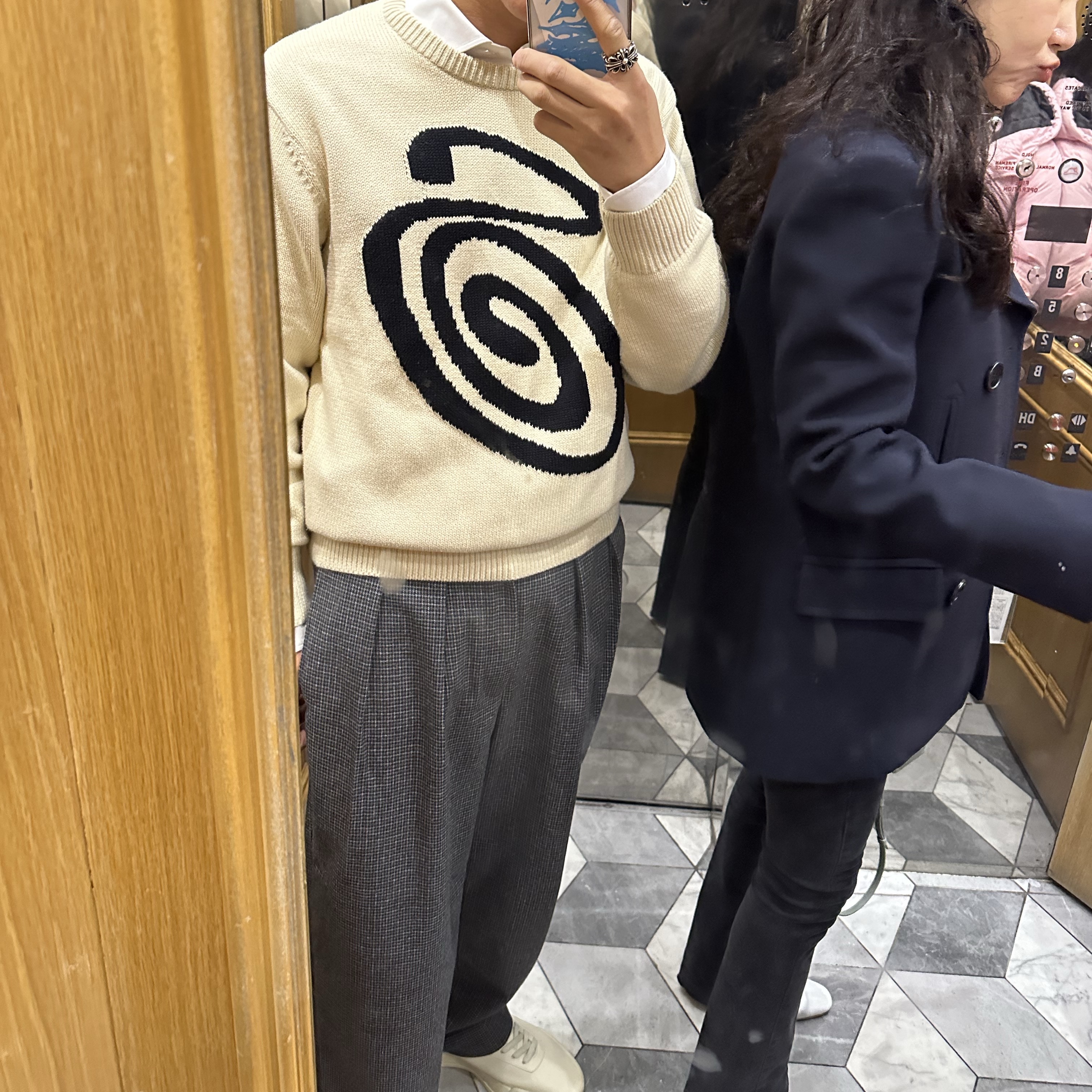 Stussy Curly S Sweater Natural 착용 스타일