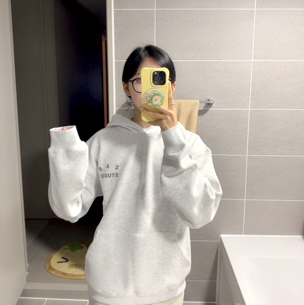 IAB Studio Hoodie Light Gray 착용 스타일