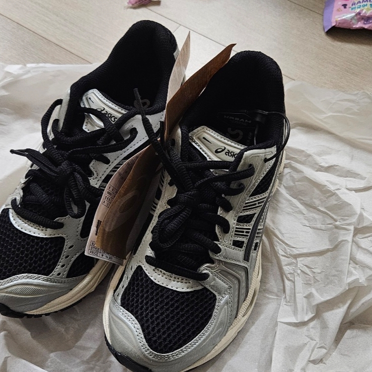 Asics Gel-Kayano 14 Black Seal Grey 착용 스타일