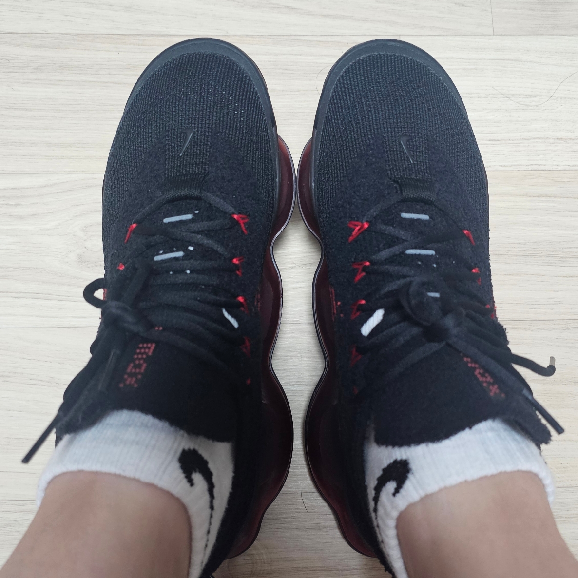 Nike Air Max Scorpion Flyknit Black and University Red 착용 스타일 - 2