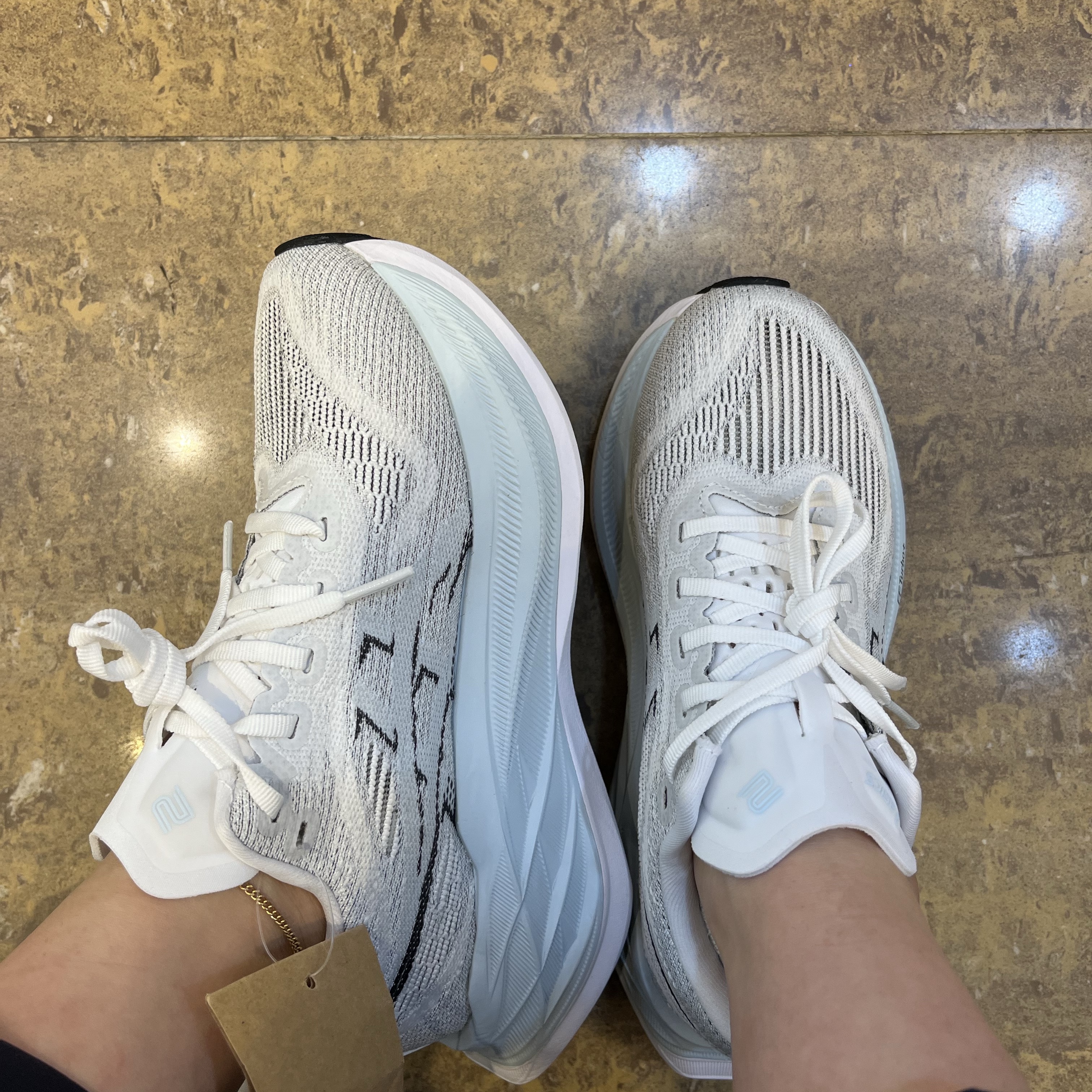Asics Superblast 2 White Cool Grey 착용 스타일 - 2