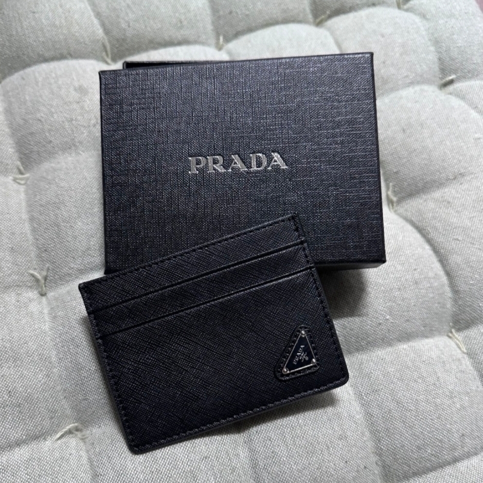 Prada Saffiano Leather Card Holder Black 착용 스타일