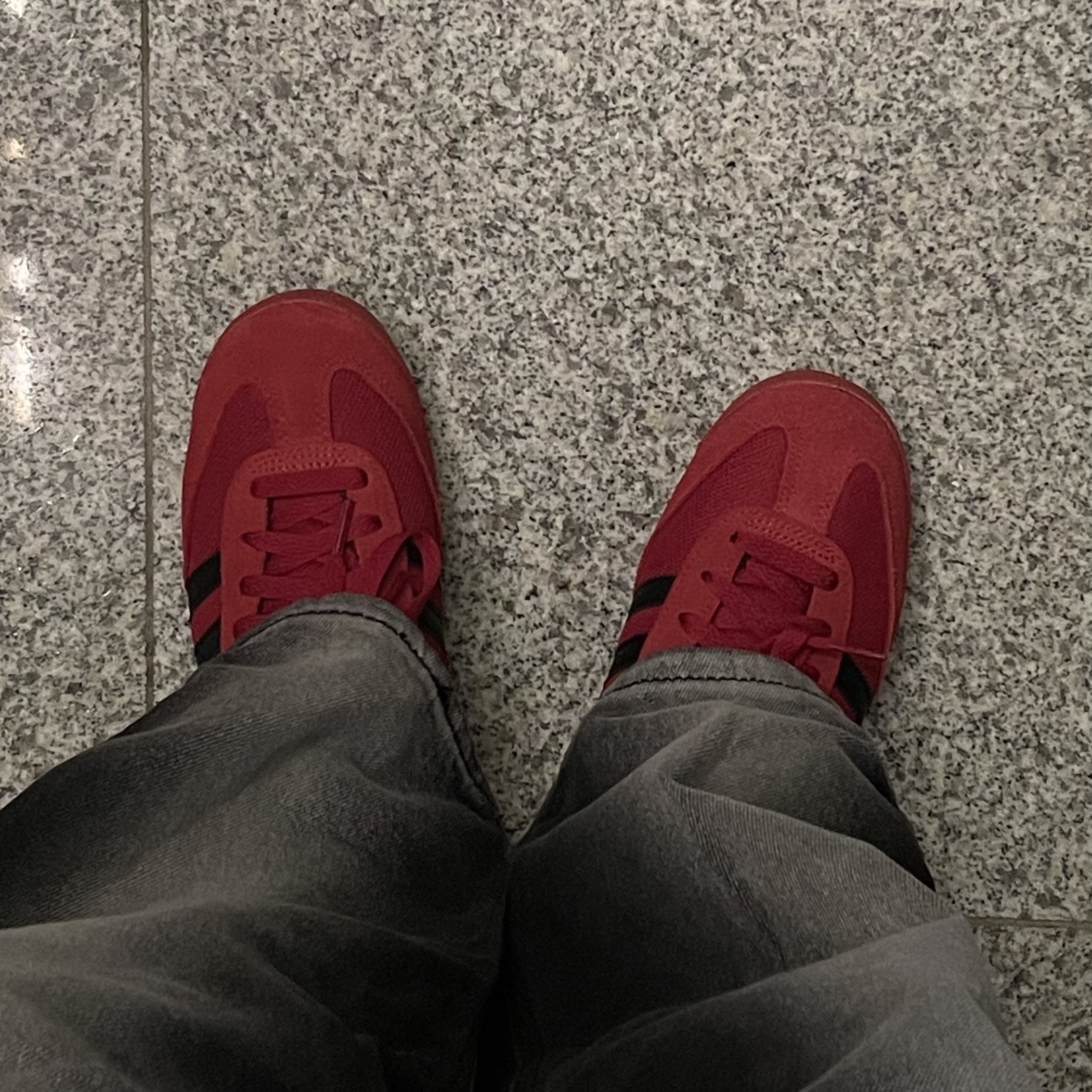 Adidas R71 Team Victory Red Core Black 착용 스타일