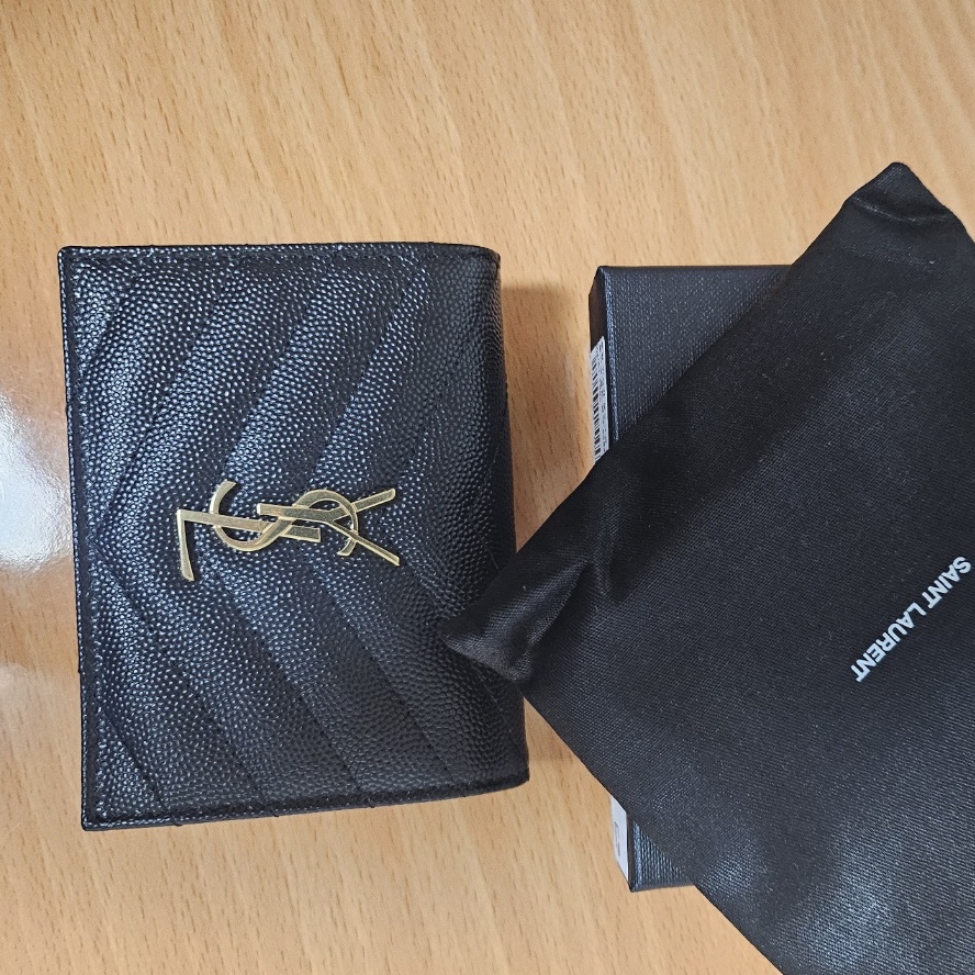 Saint Laurent Gold Monogram Card Case in Grain de Poudre Embossed Leather Black 착용 스타일