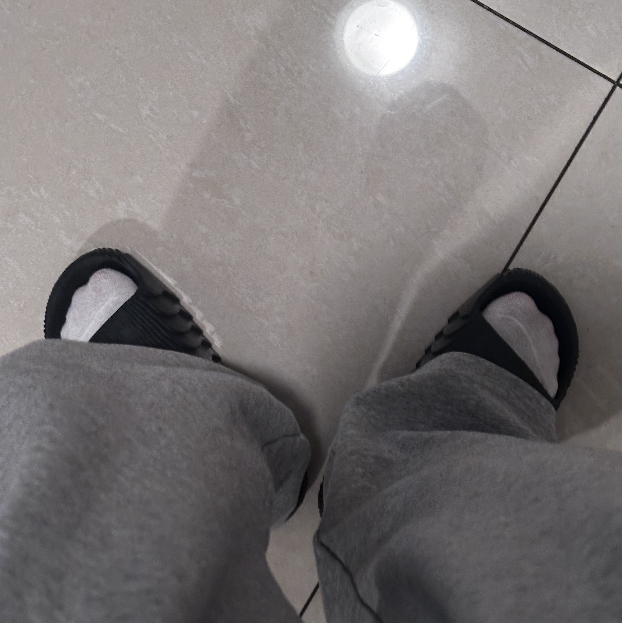 Adidas Adilette 22 Grey Five 착용 스타일