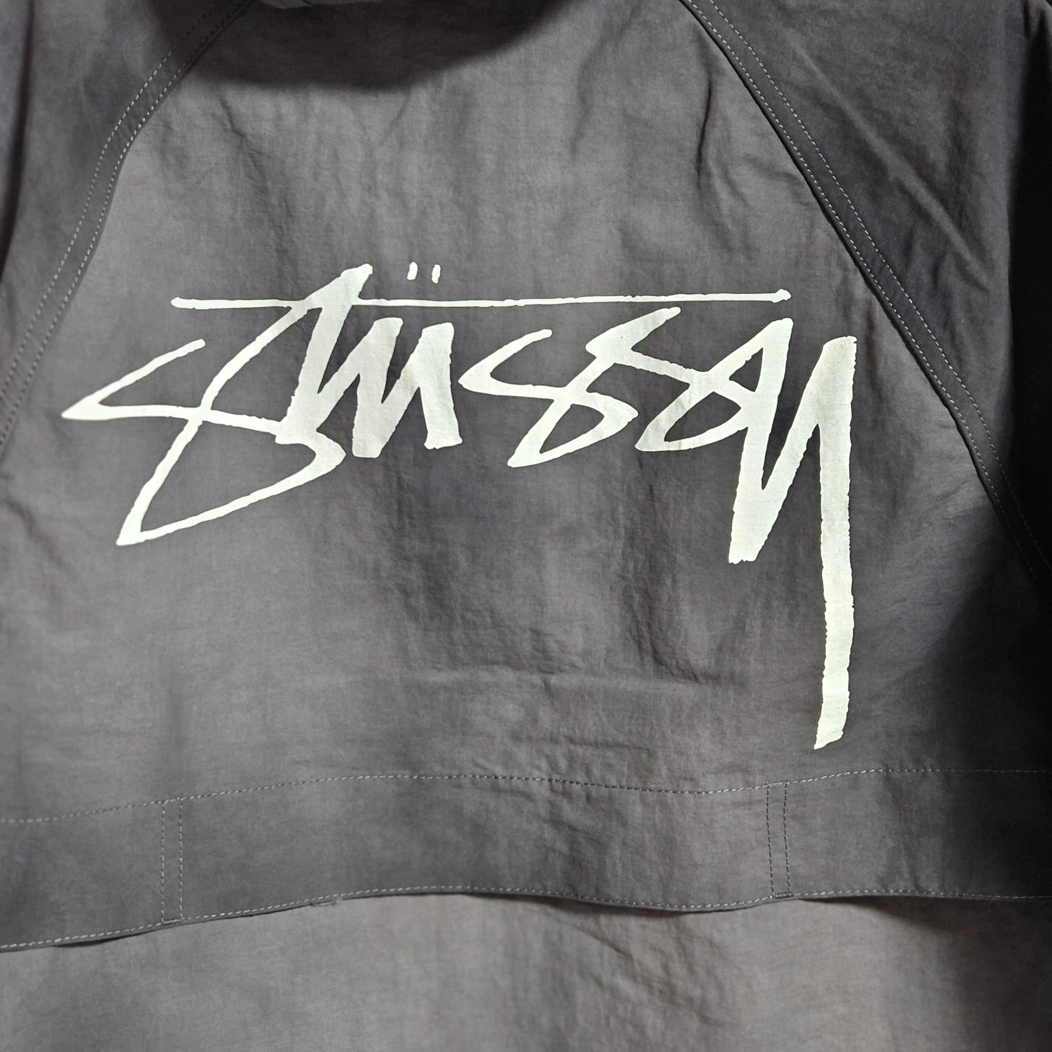 Stussy Wave Dye Beach Shell Jacket Black 착용 스타일 - 3