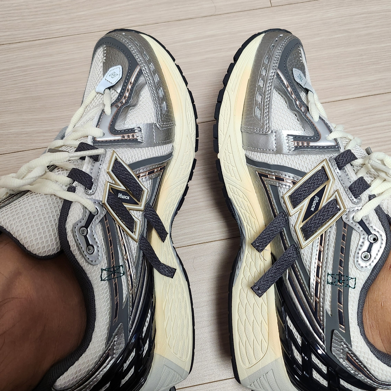 New Balance 1906A Silver Metallic Castlerock 착용 스타일 - 3